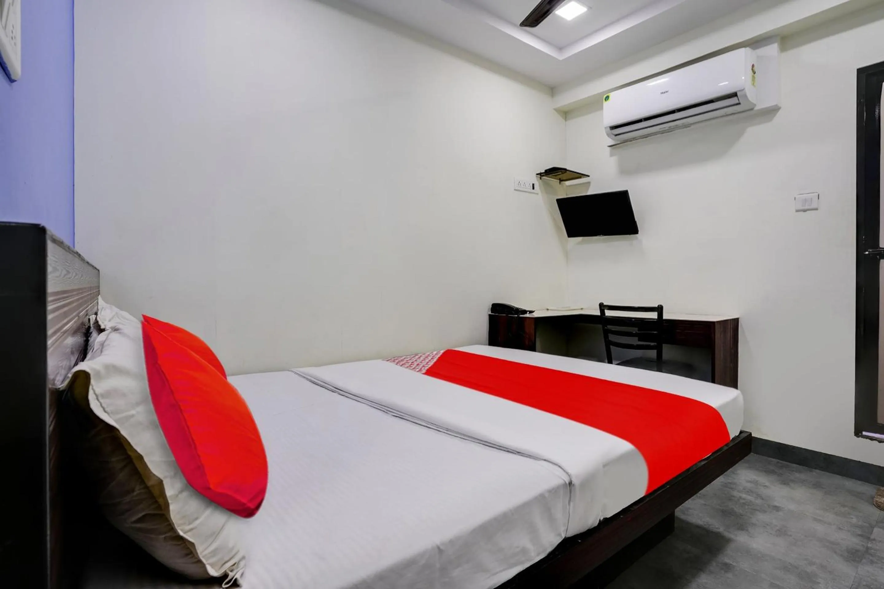 Bedroom, Bed in Hotel O Ashwi