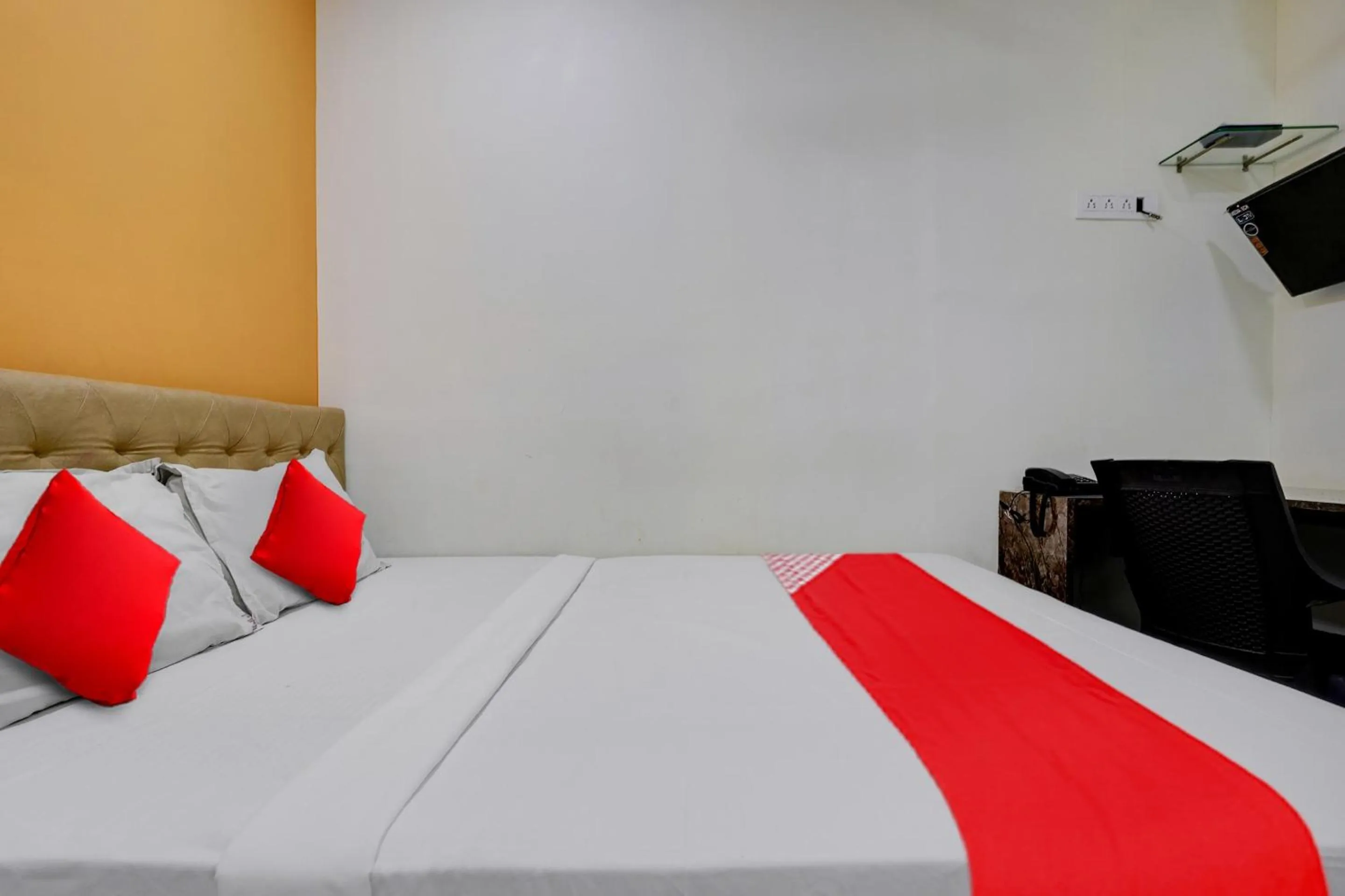 Bedroom, Bed in Hotel O Ashwi