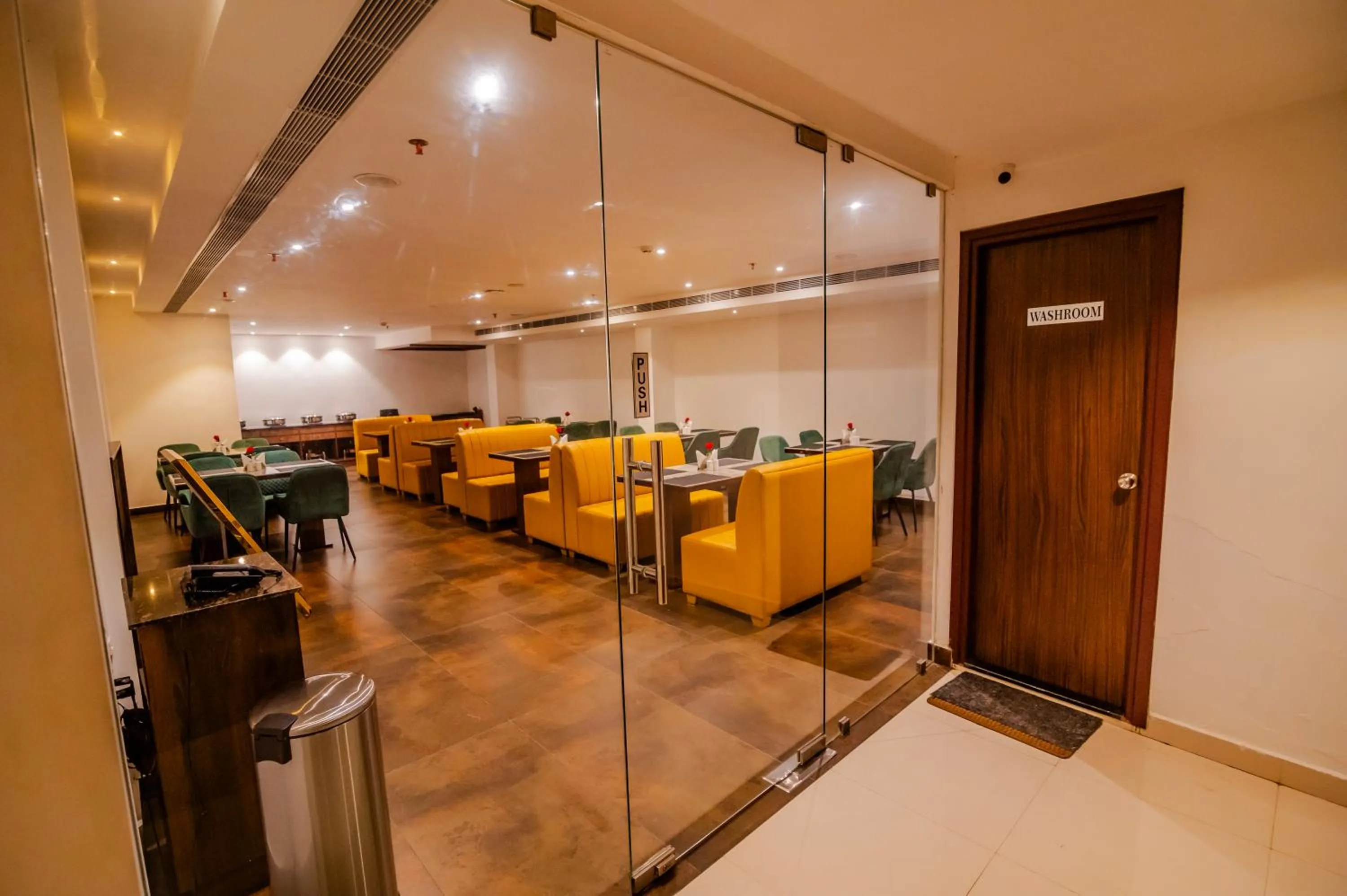 Restaurant/places to eat in Hotel Seven Lights