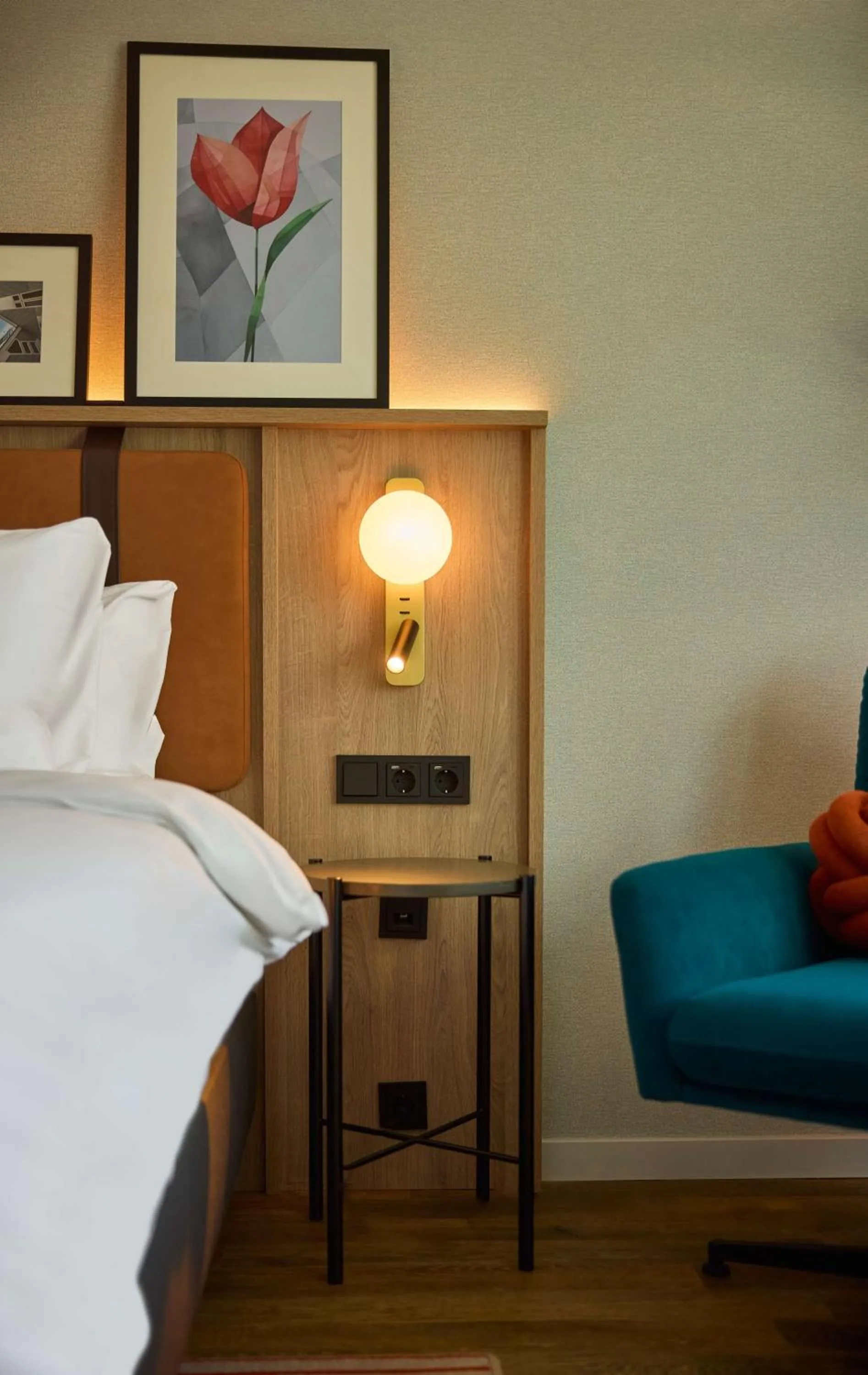 Living room, Bed in DoubleTree by Hilton Rotterdam Centre