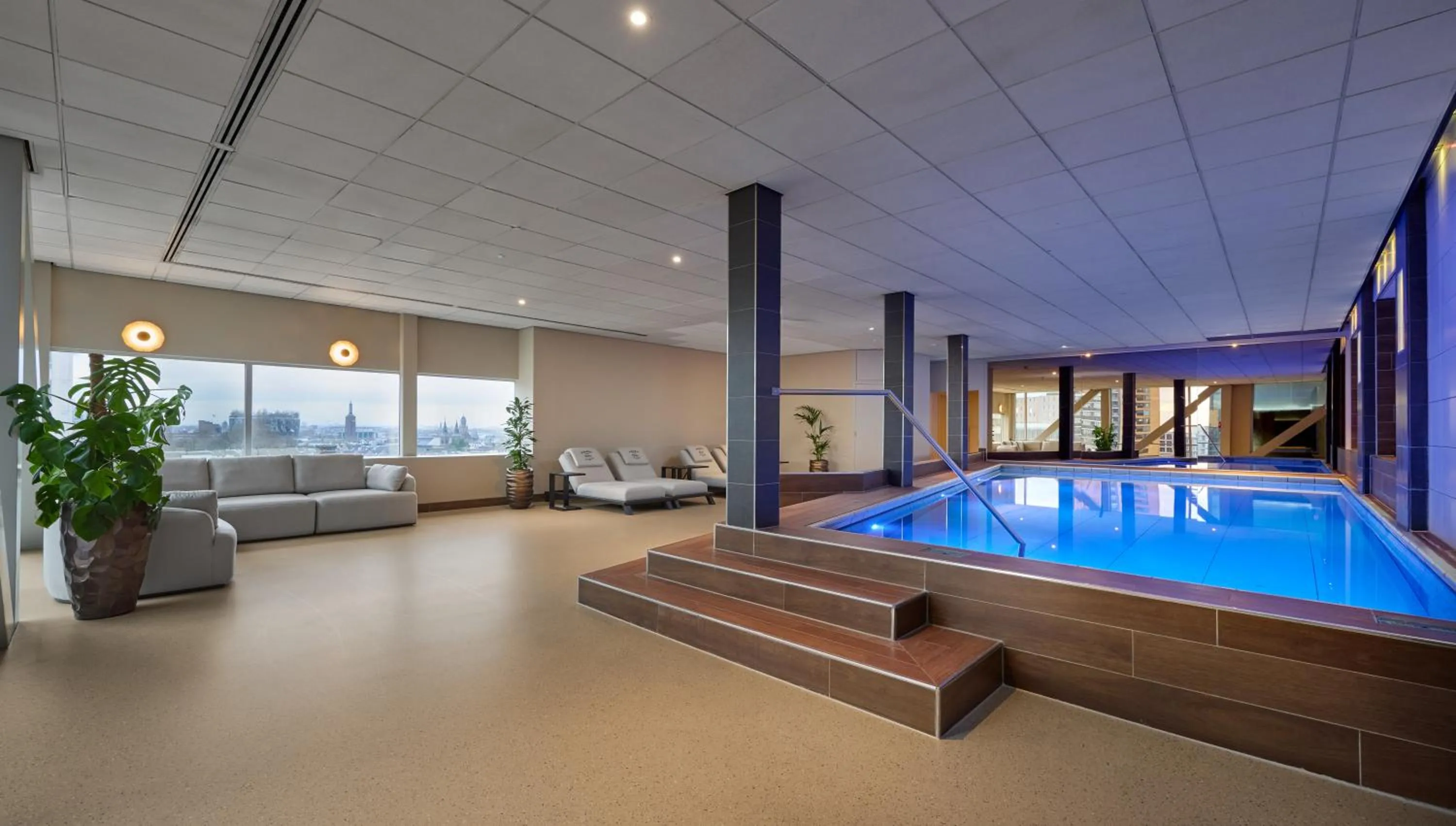 Swimming pool in DoubleTree by Hilton Rotterdam Centre