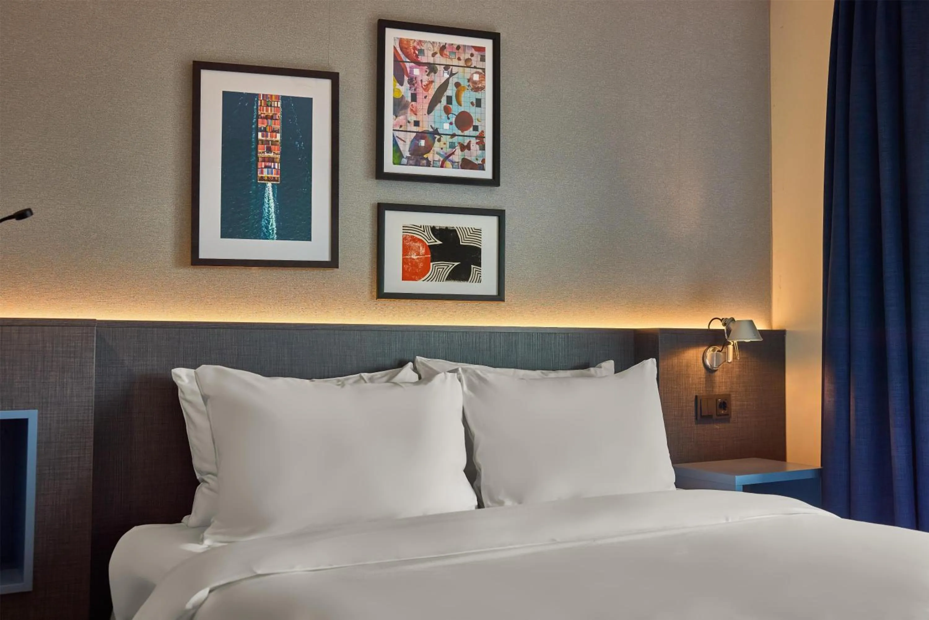 Bed in DoubleTree by Hilton Rotterdam Centre