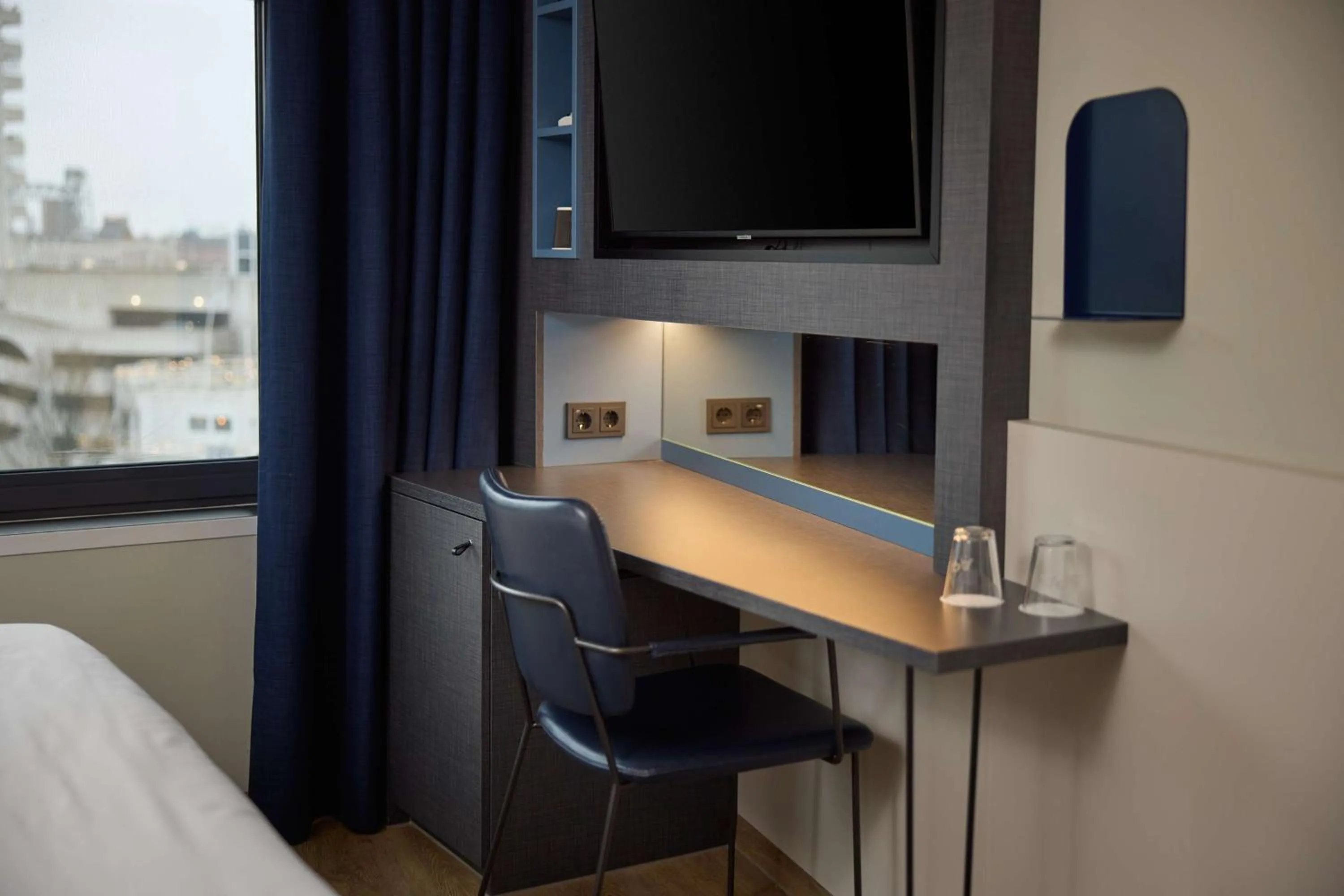 TV and multimedia in DoubleTree by Hilton Rotterdam Centre