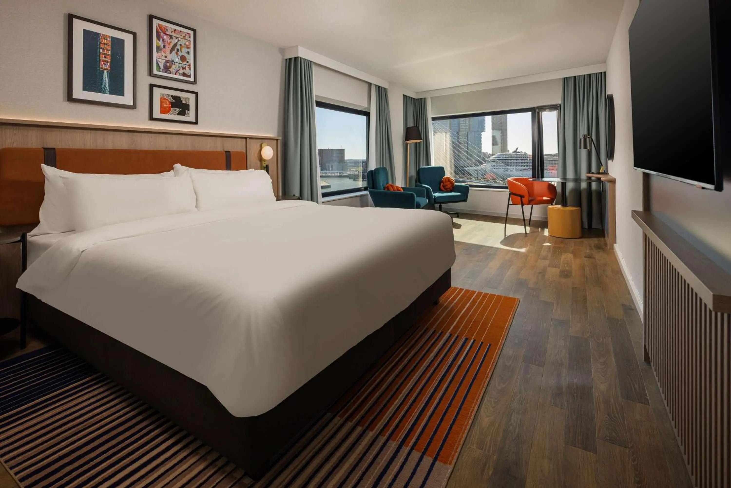 Bed in DoubleTree by Hilton Rotterdam Centre
