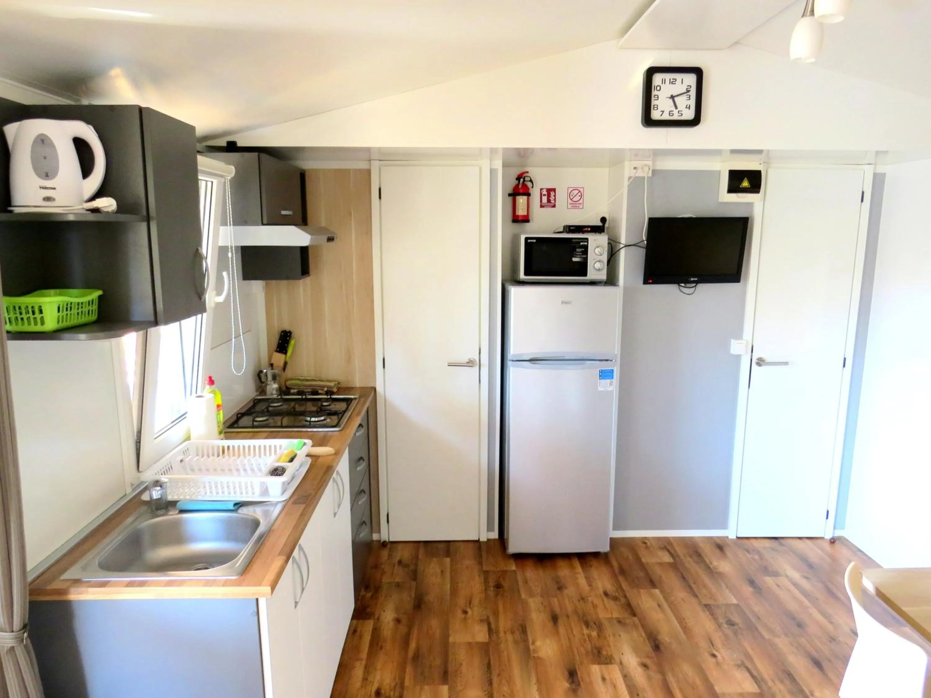 Kitchen or kitchenette in Camping Media Mobile Homes in Brioni Sunny Camping