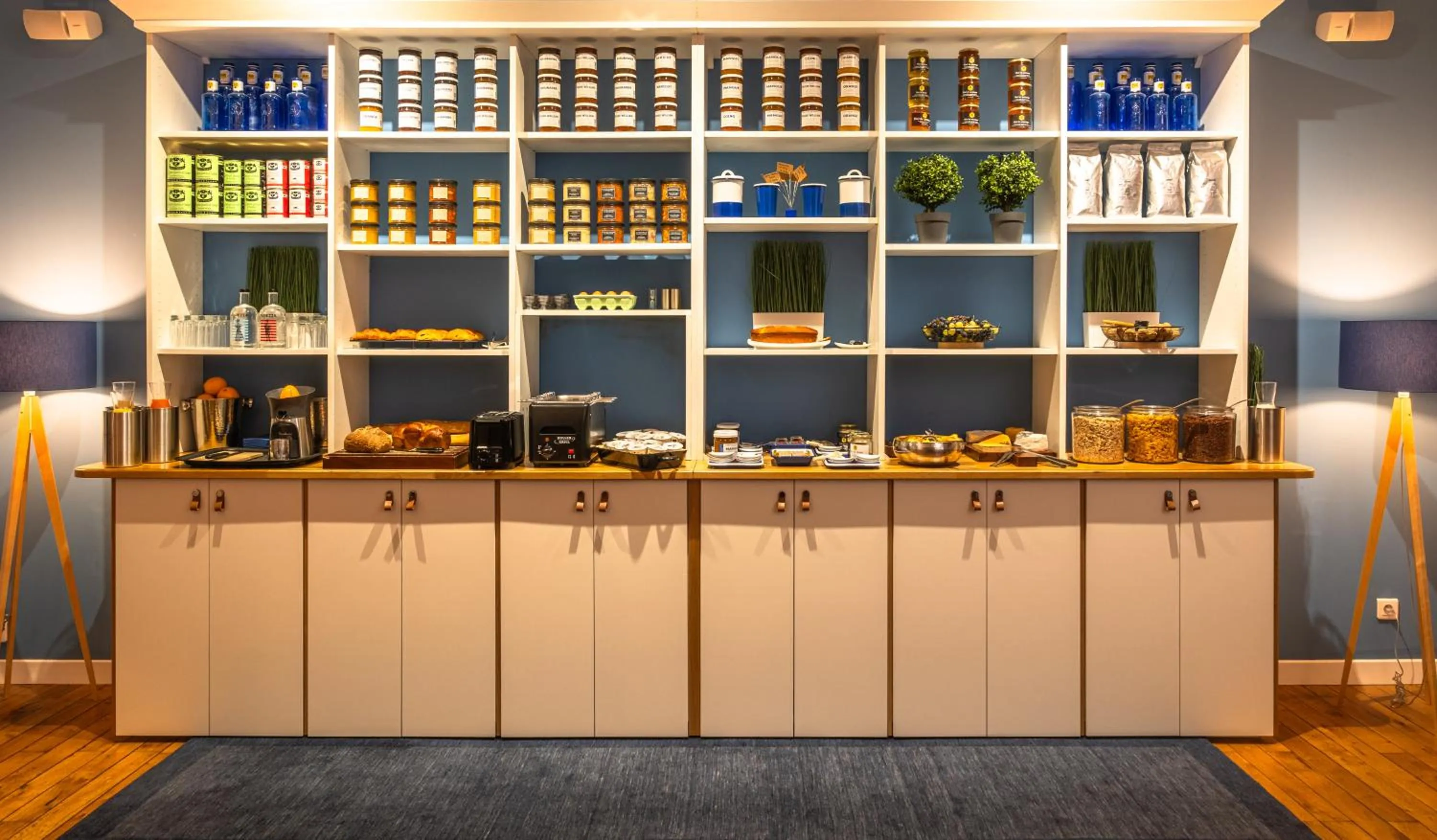 Breakfast in Nouvel Hôtel & Appartements