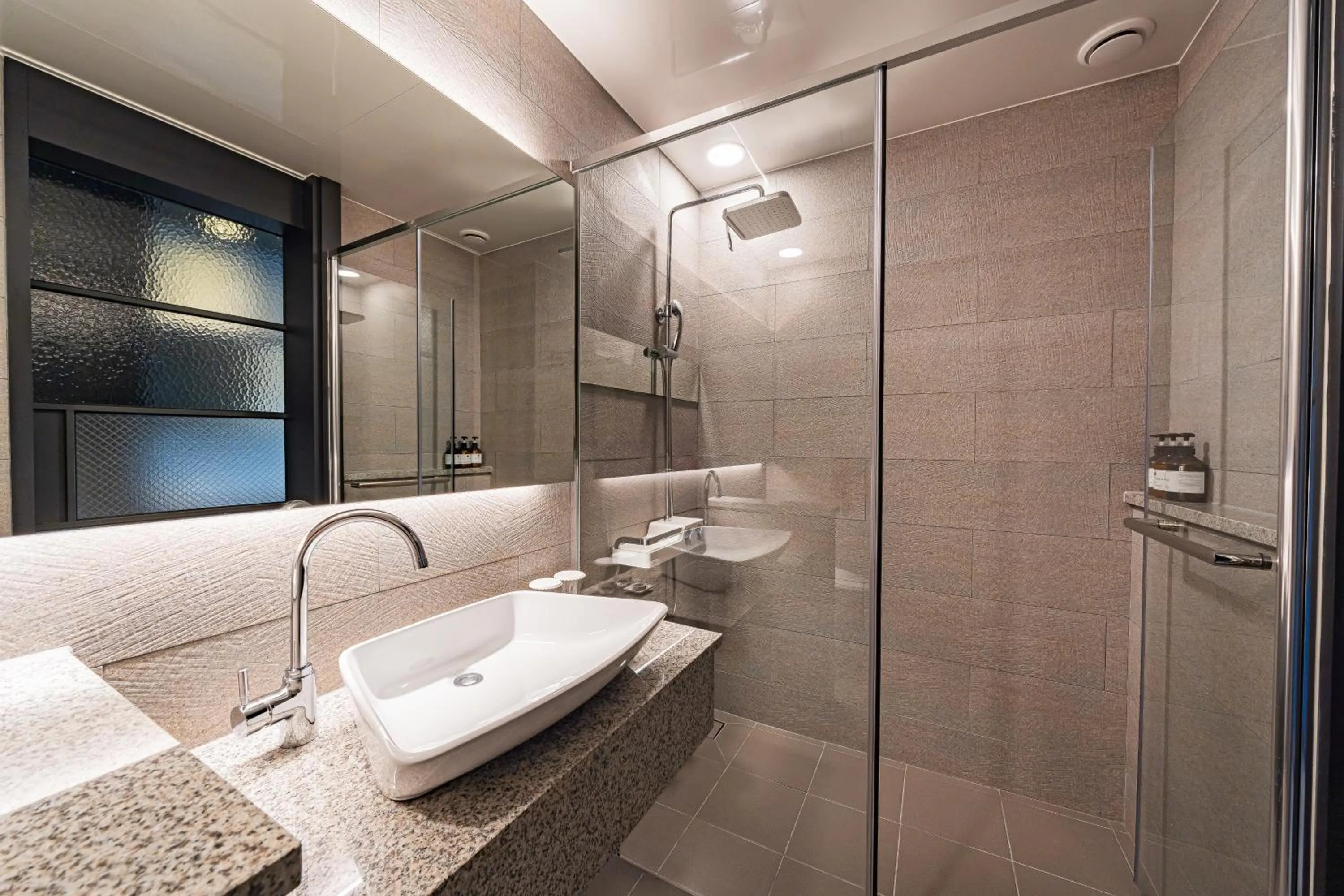 Shower in The Hong C Hotel