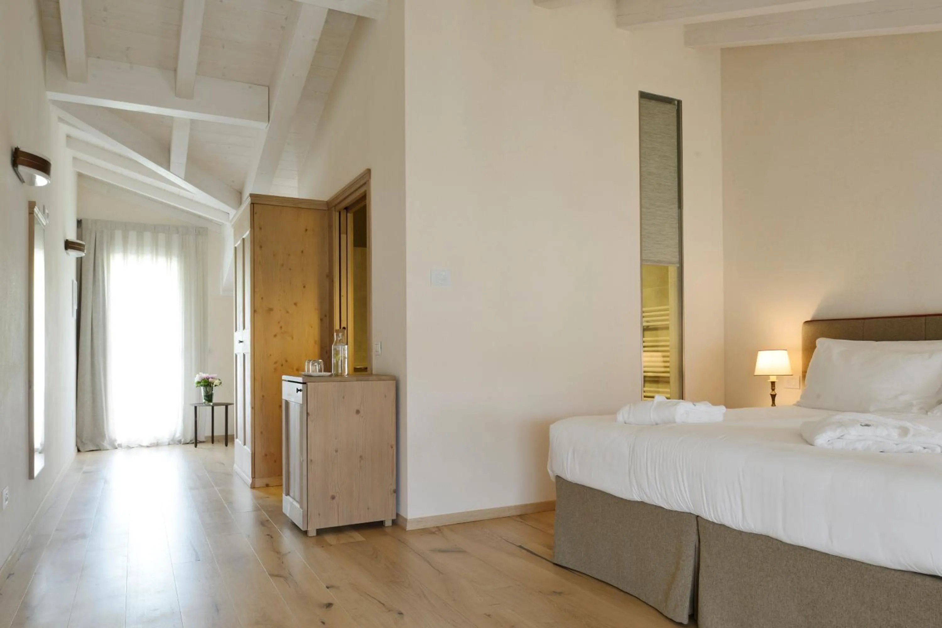 Photo of the whole room, Bed in Relais Rossar Boutique Hotel Garda & Hills