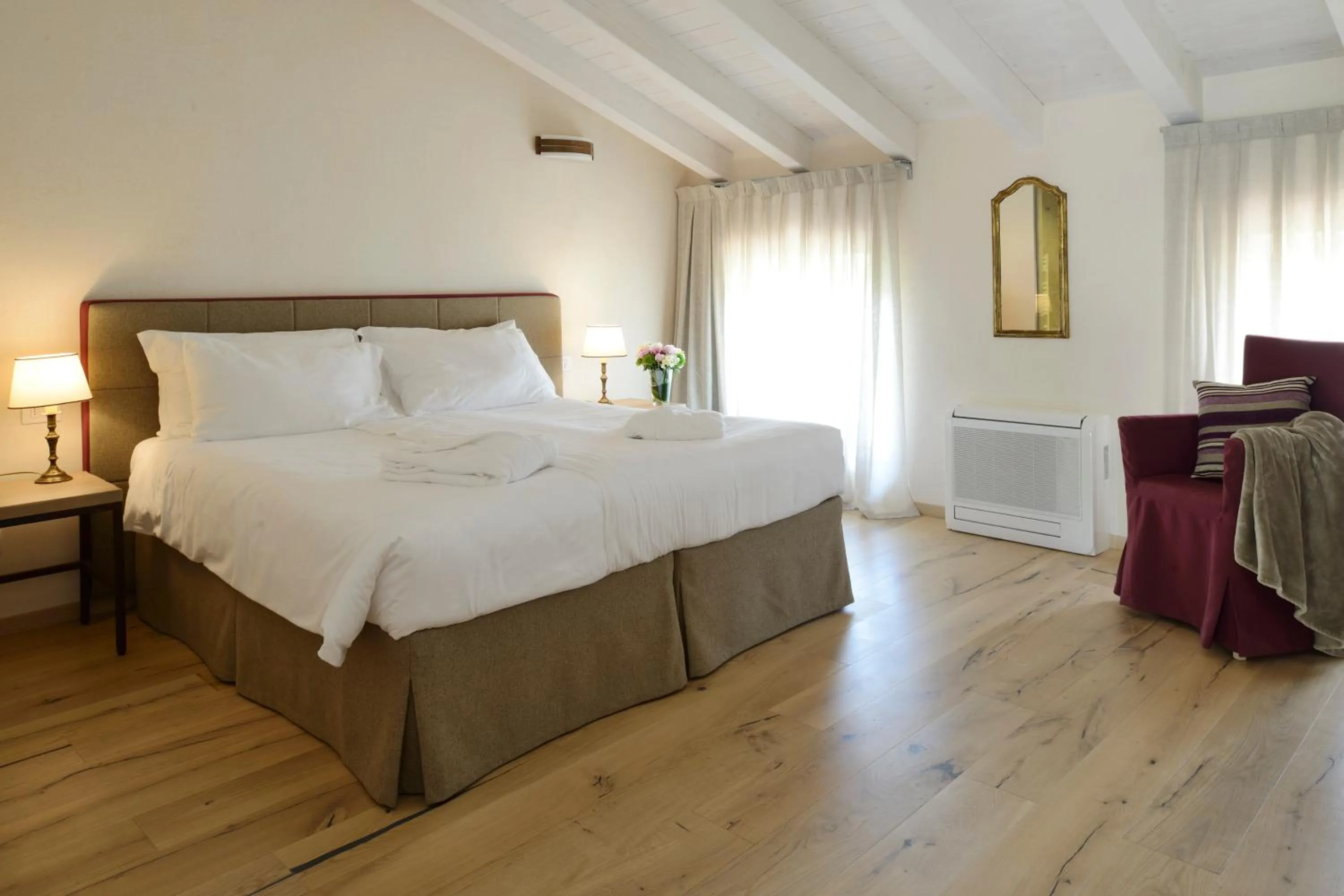 Photo of the whole room, Bed in Relais Rossar Boutique Hotel Garda & Hills