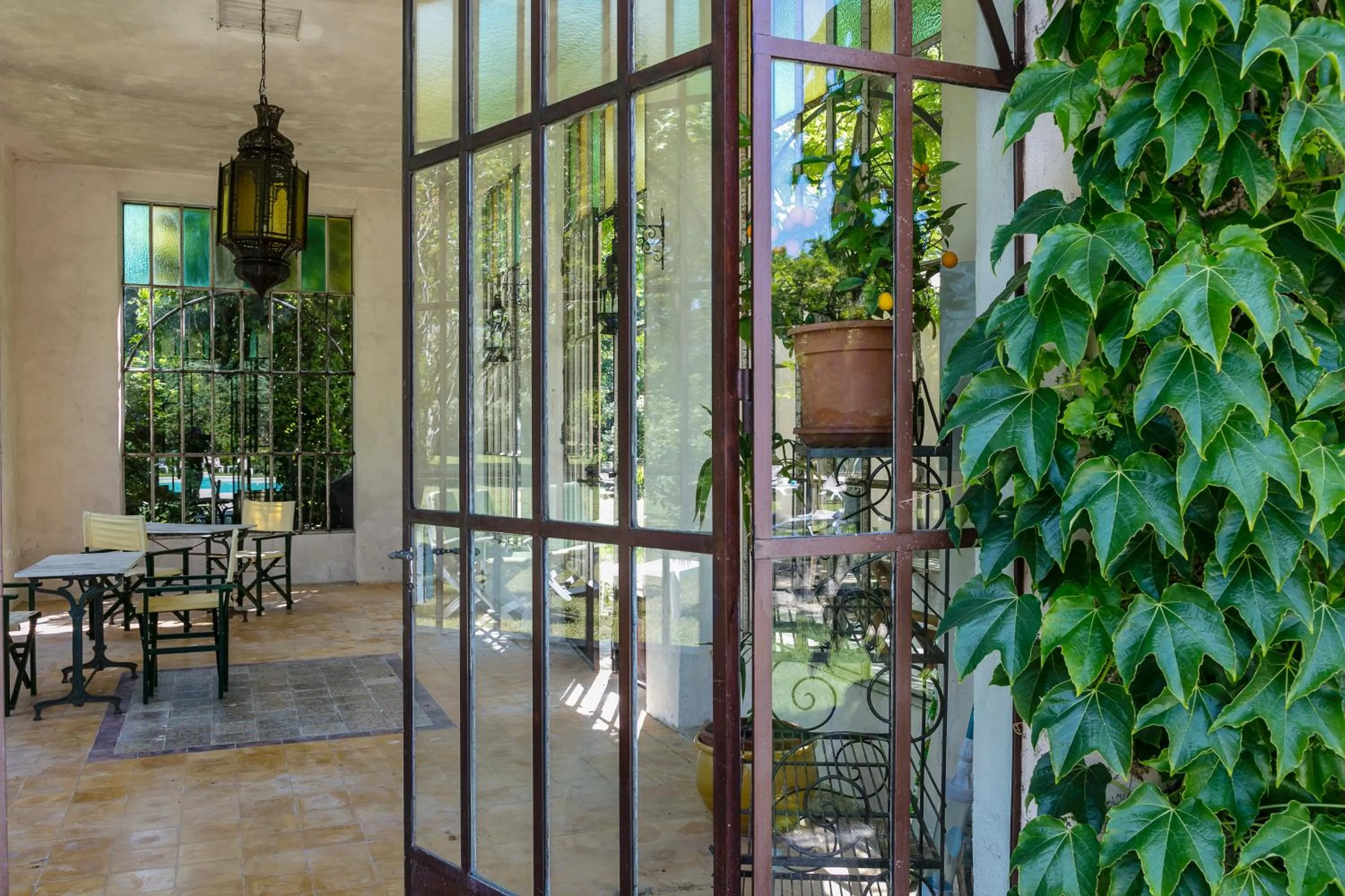 Communal lounge/ TV room in Demeures et Châteaux Hôtel L'Hermitage