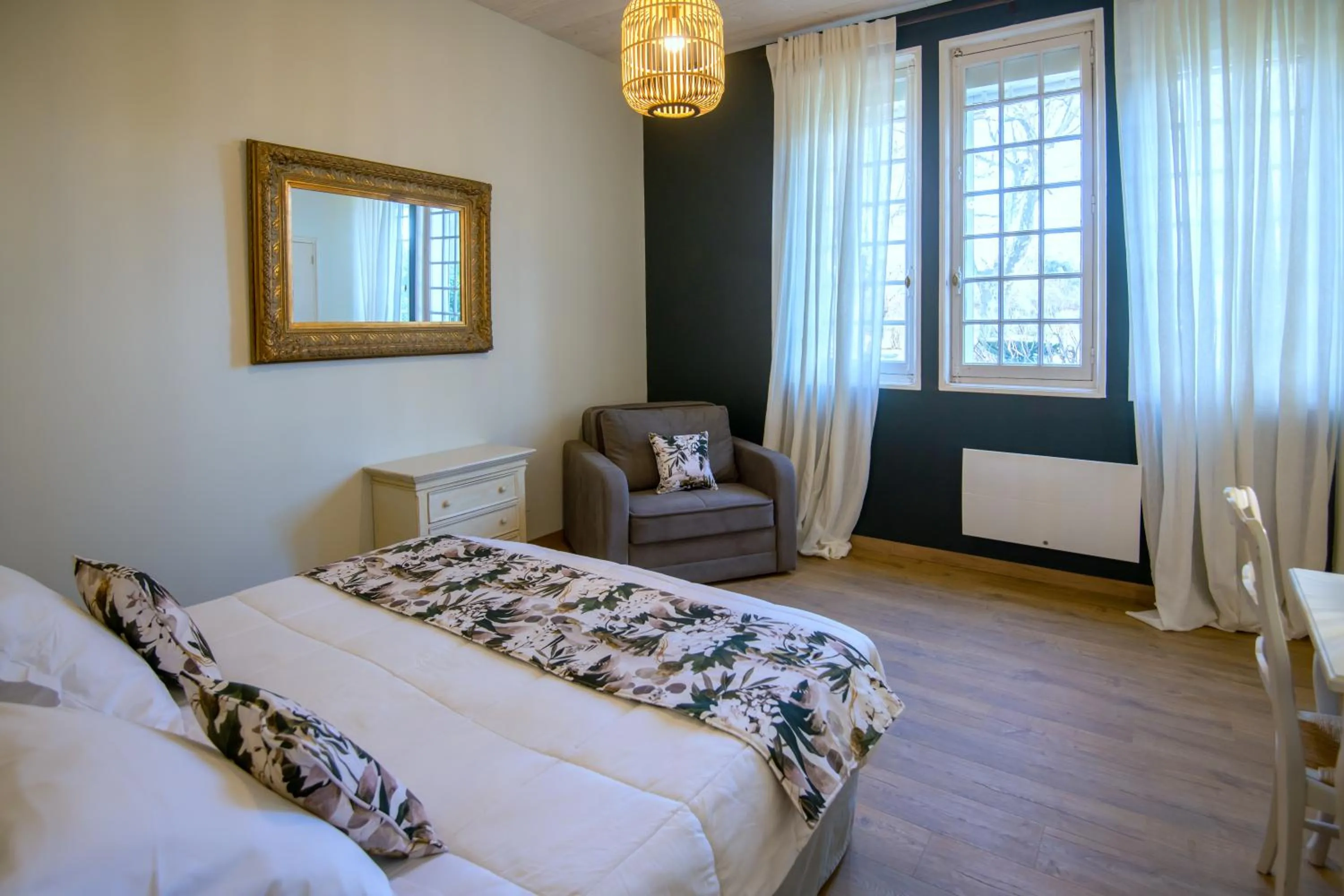 Bed in Demeures et Châteaux Hôtel L'Hermitage