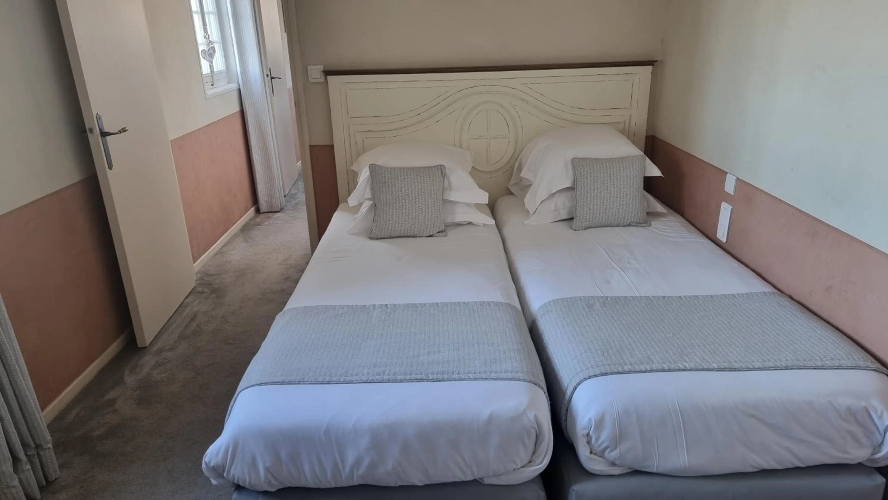 Bed in Demeures et Châteaux Hôtel L'Hermitage