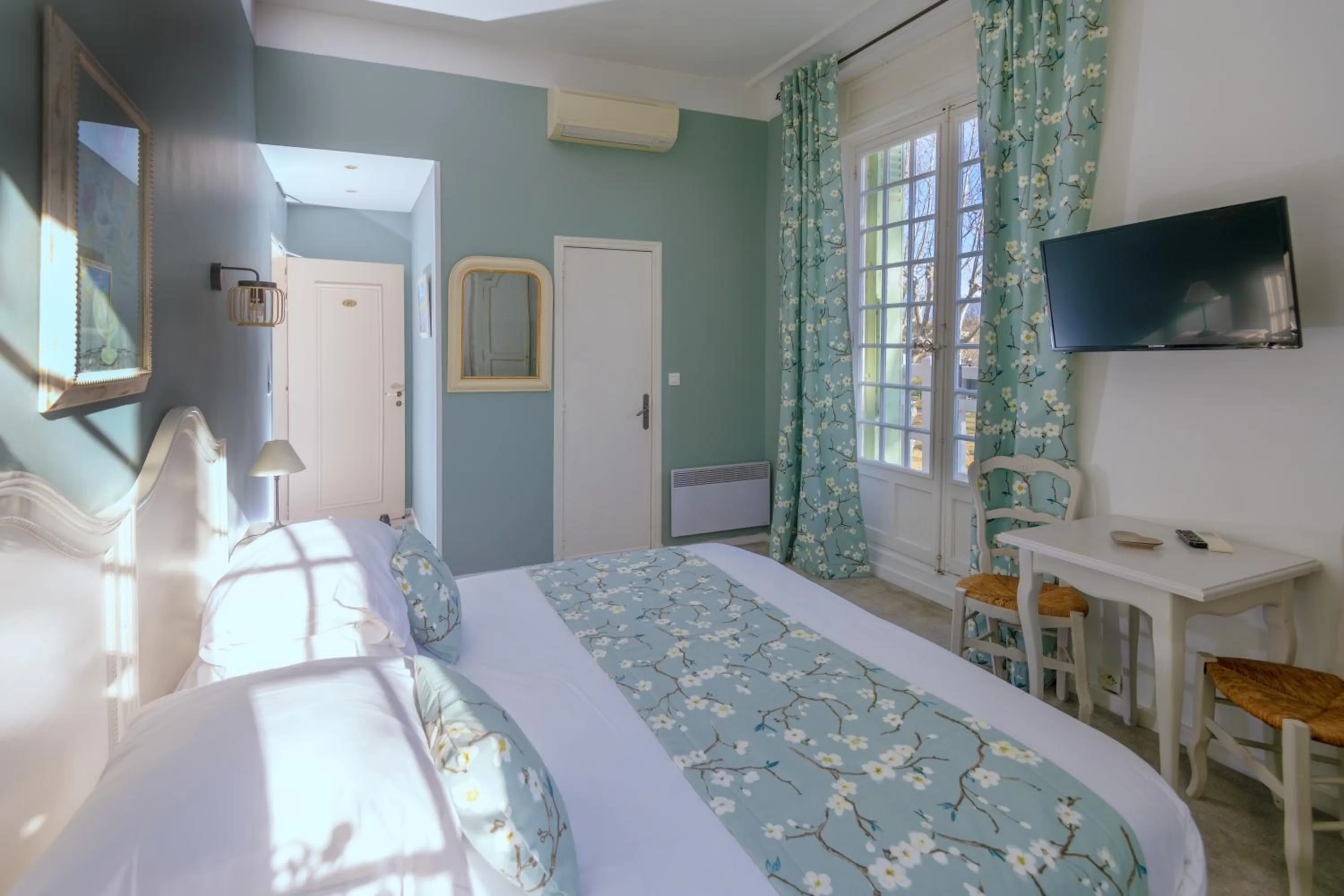 Bed in Demeures et Châteaux Hôtel L'Hermitage