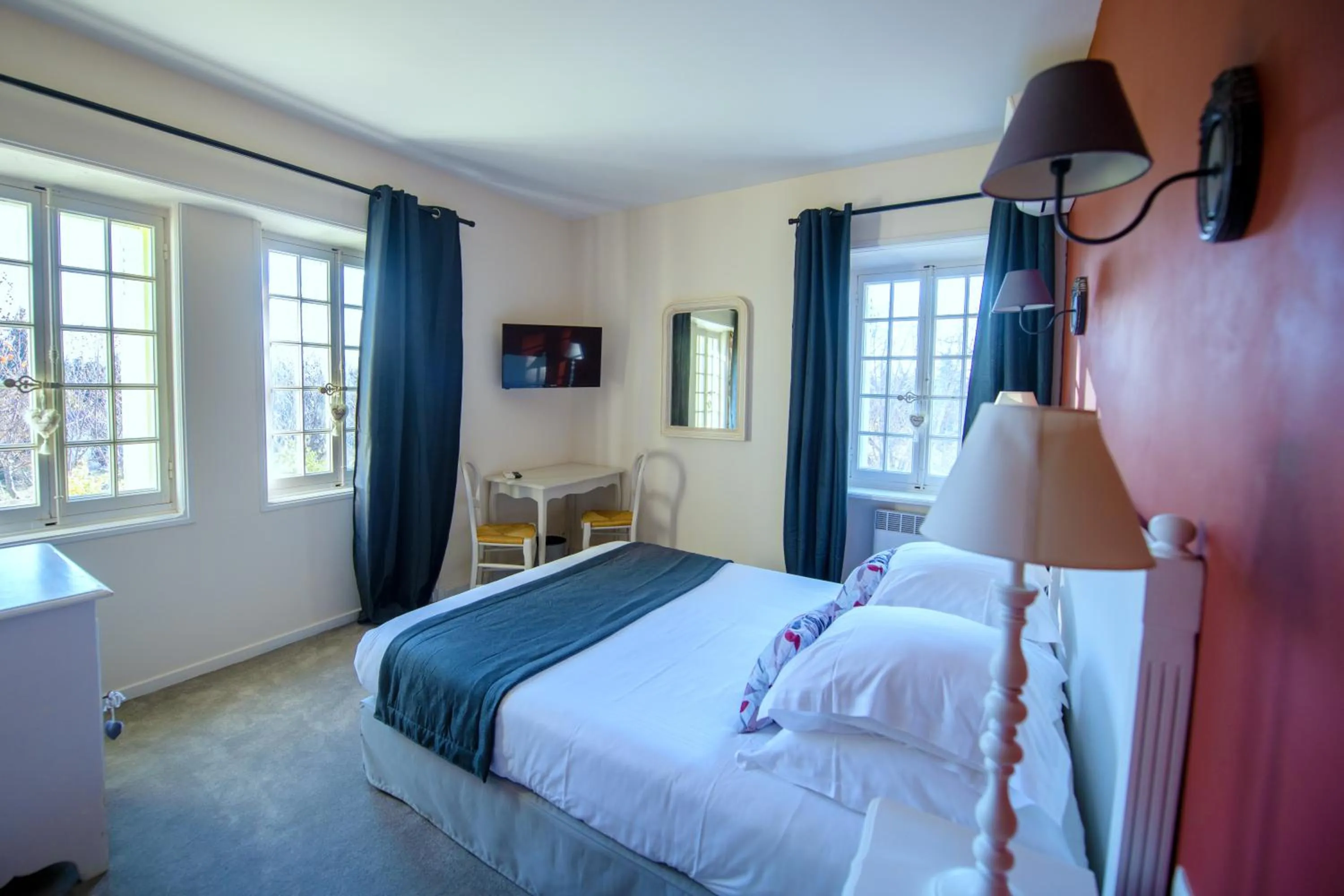 Bed in Demeures et Châteaux Hôtel L'Hermitage