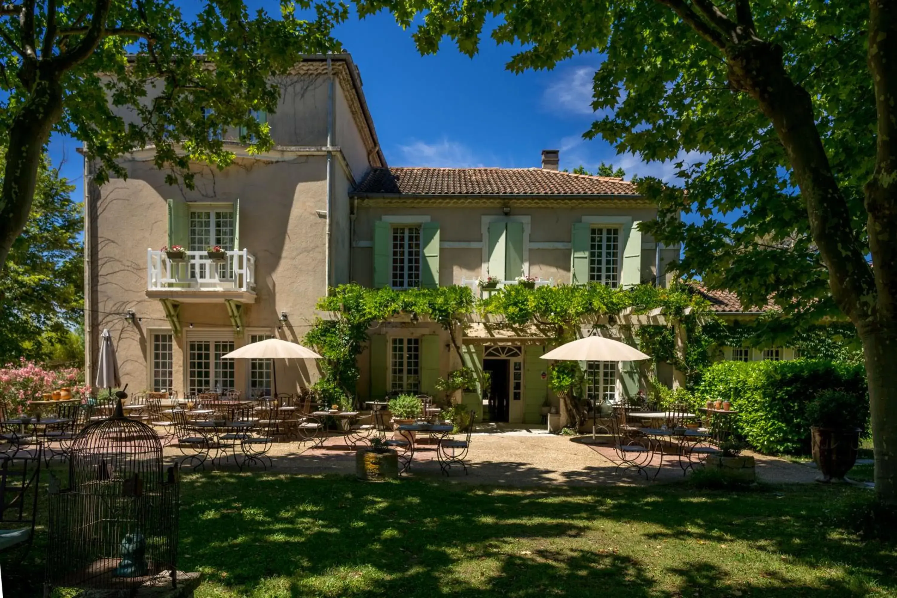 Property building in Demeures et Châteaux Hôtel L'Hermitage Property building in Demeures et Châteaux Hôtel L'Hermitage