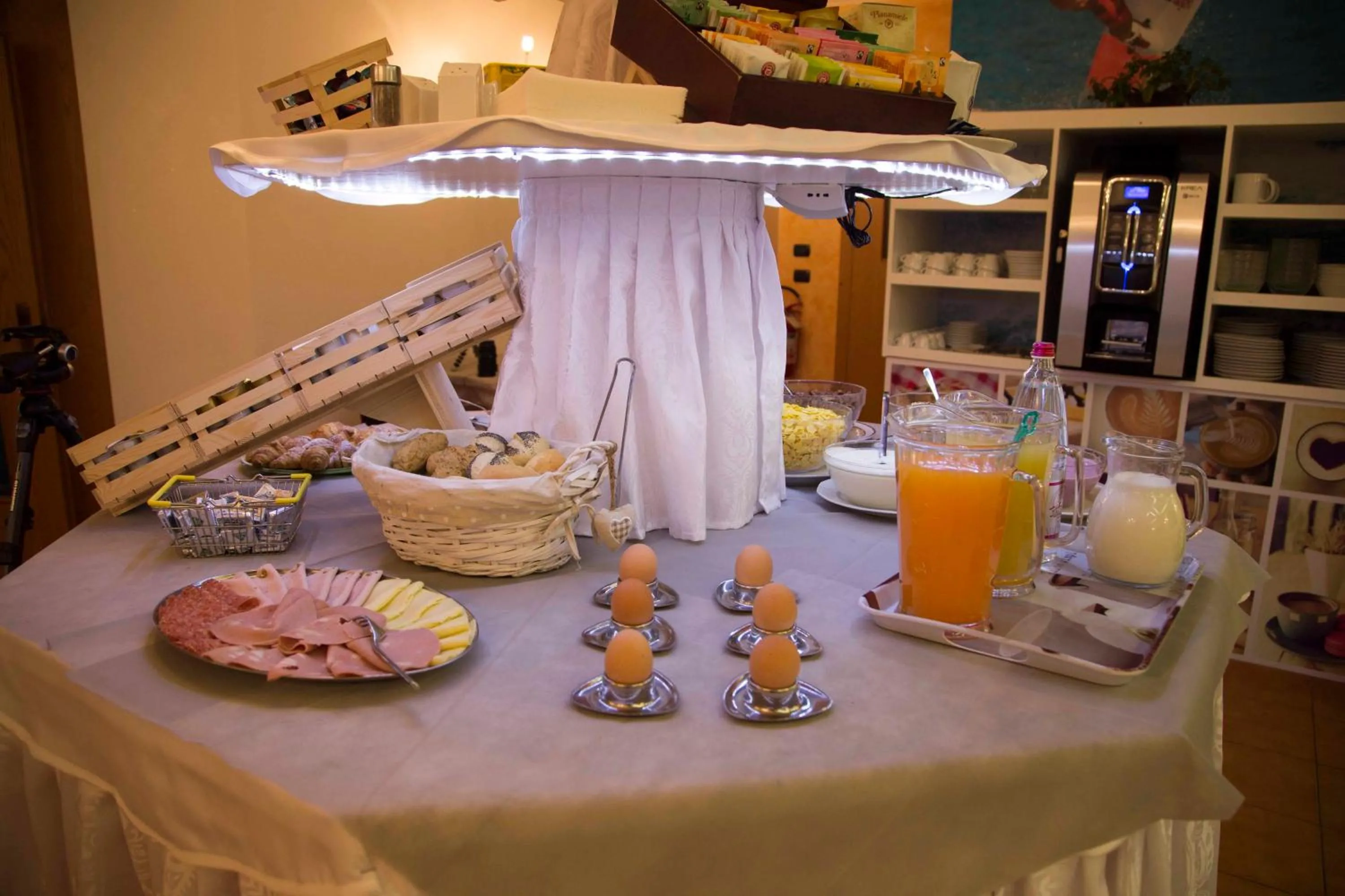 Buffet breakfast in Hotel Vela Azzurra