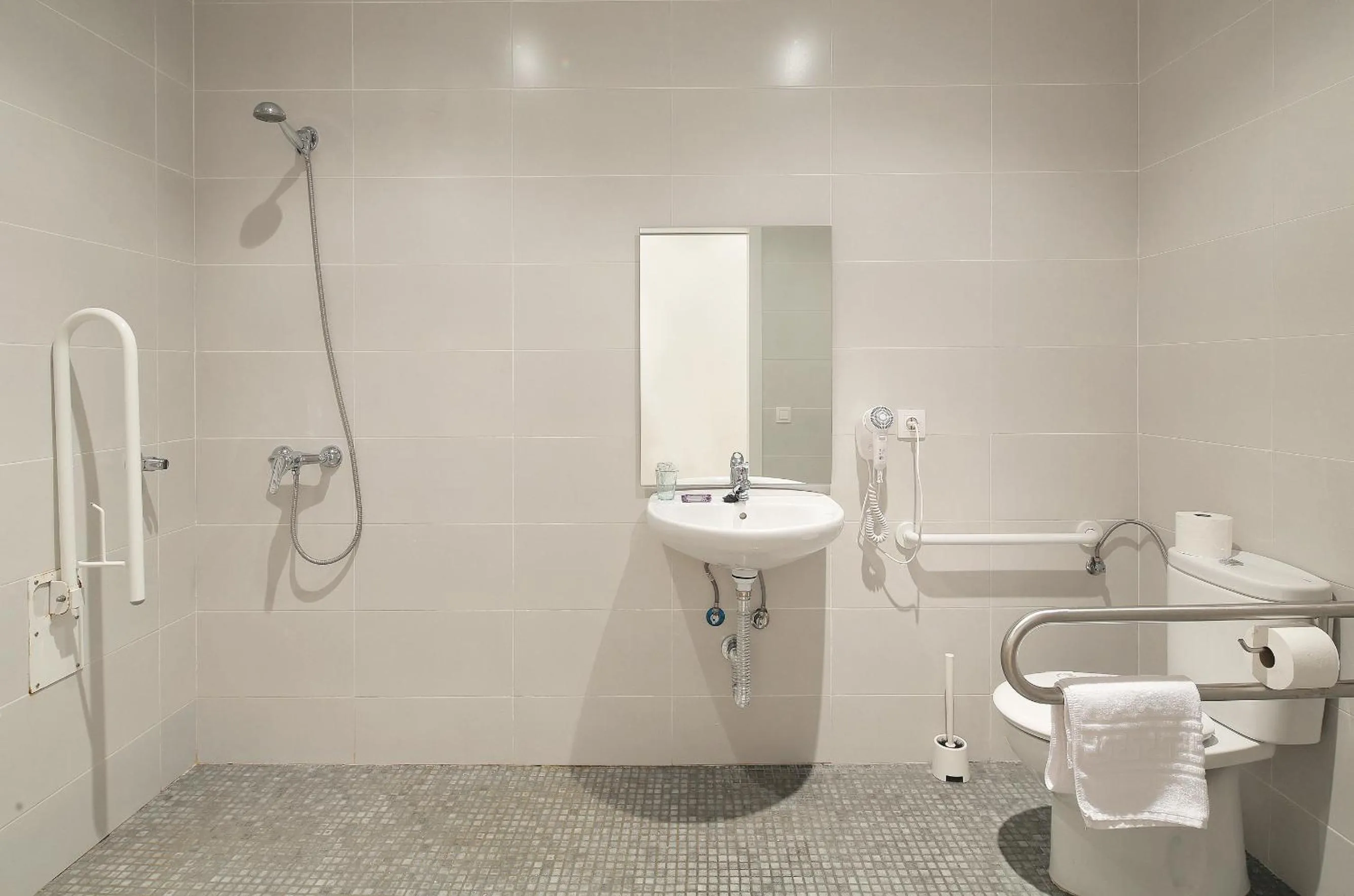 Shower in Hostal Balkonis