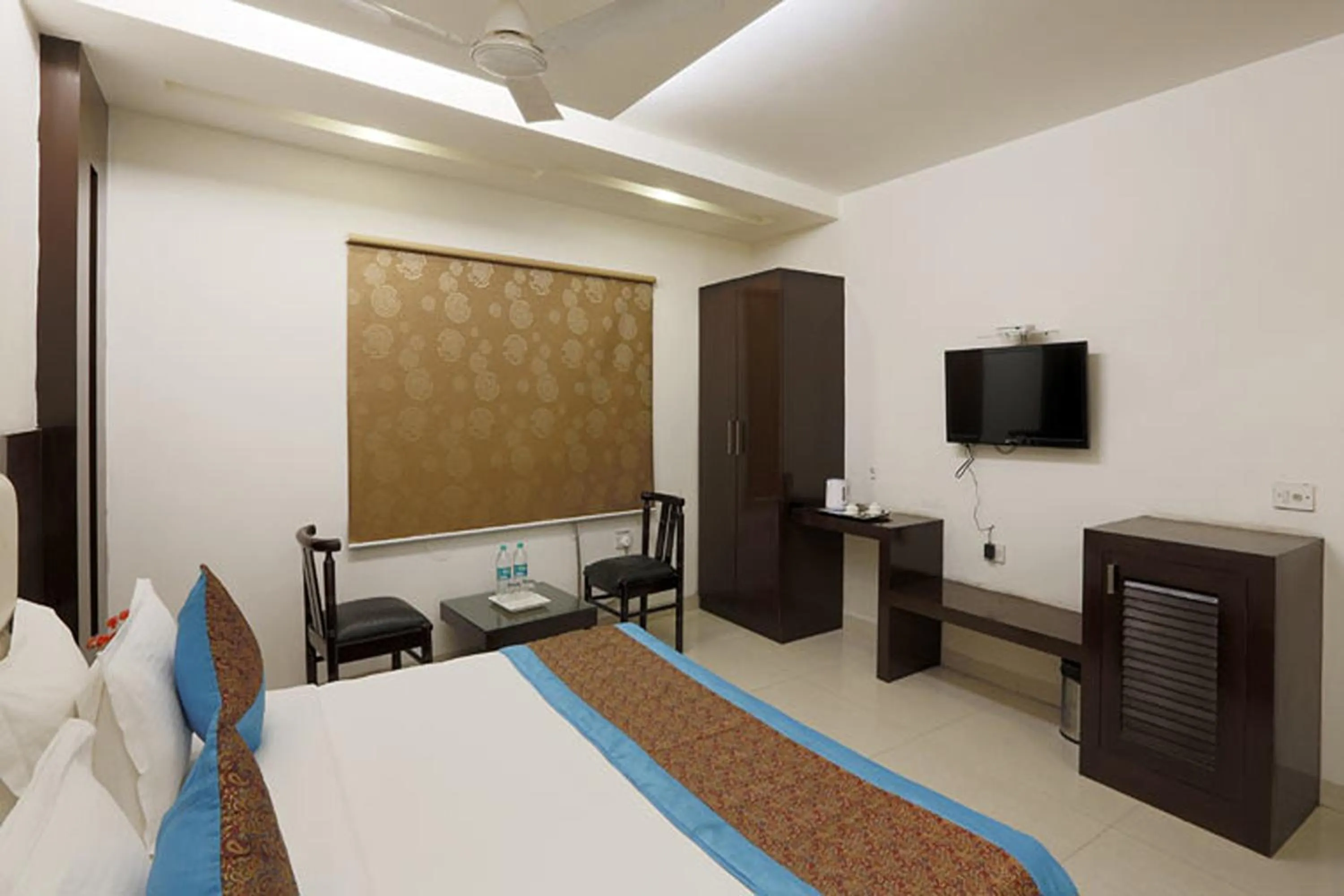 Bedroom, Bed in Arch Anand Lok Inn Mahipalpur, IGI Delhi Airport