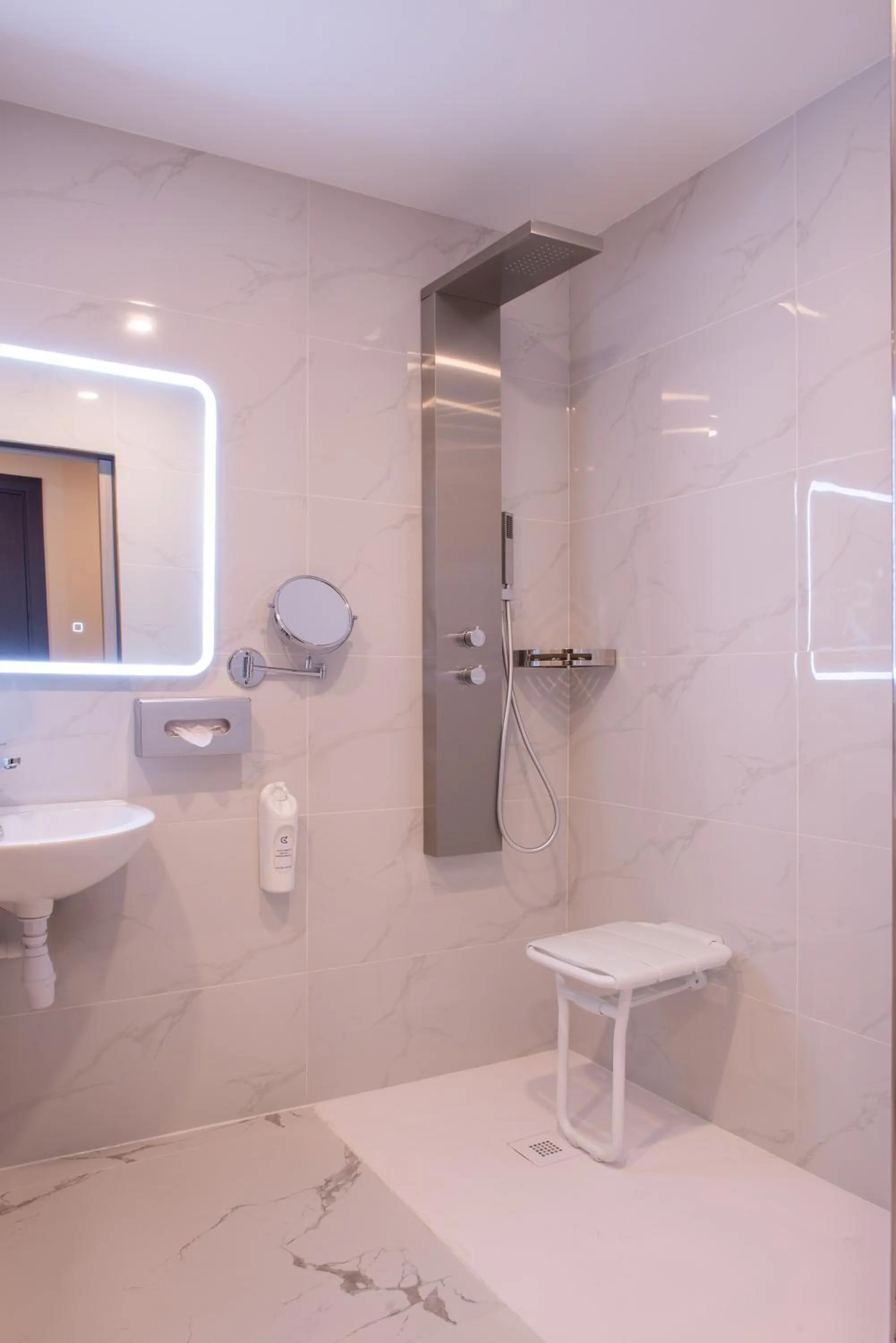 Bathroom in Golden Tulip Dieppe Hôtel & Spa