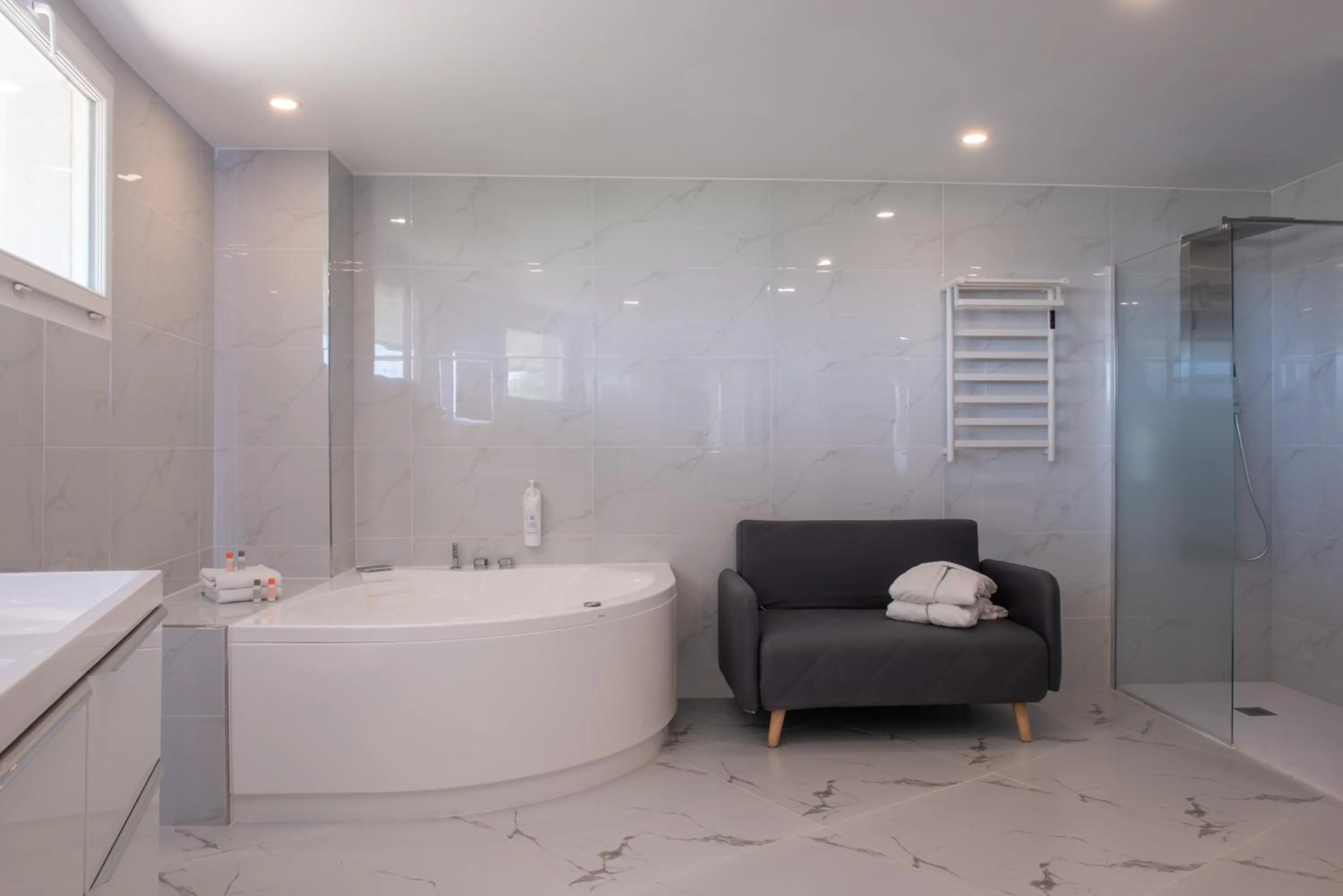 Shower in Golden Tulip Dieppe Hôtel & Spa