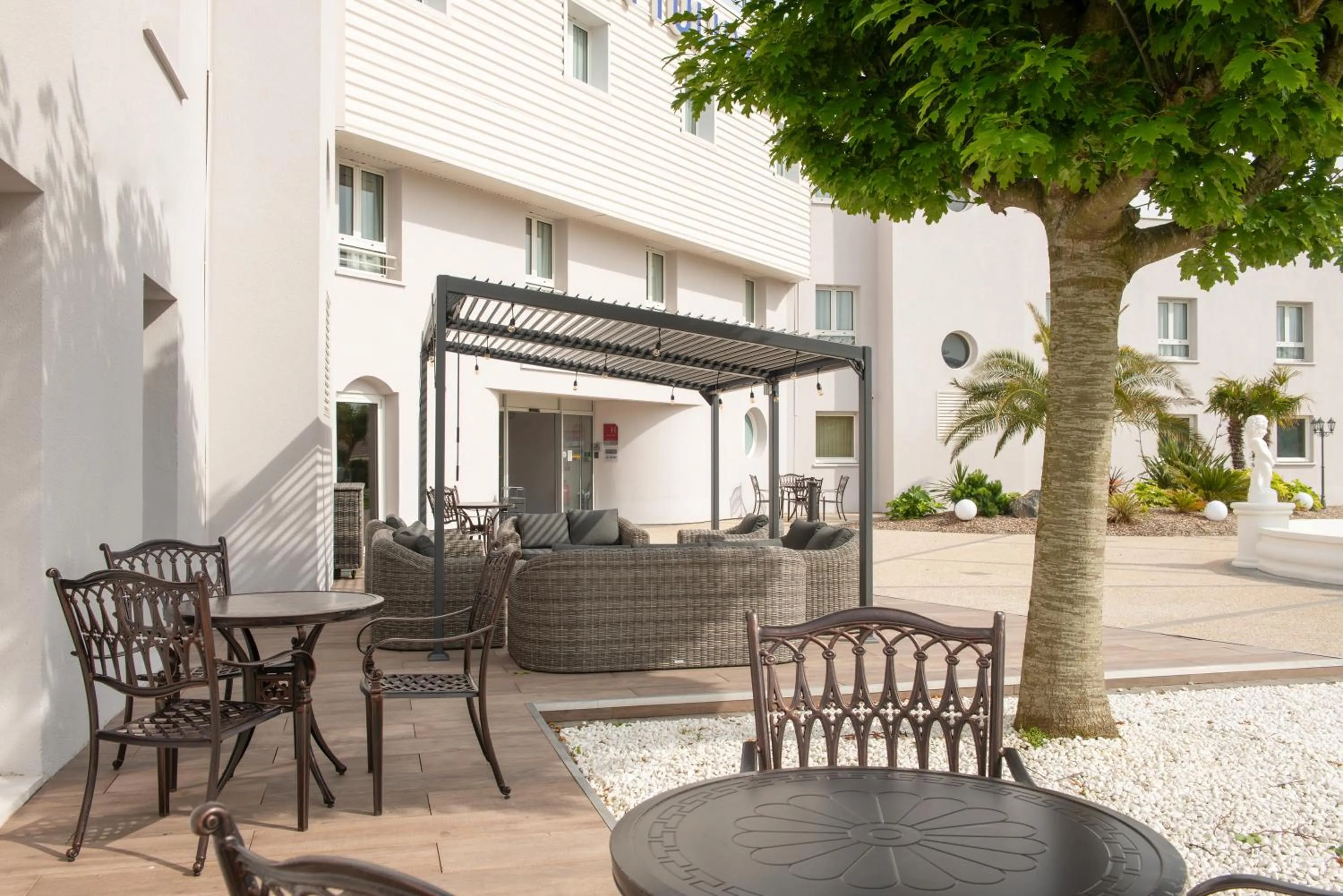 Patio in Golden Tulip Dieppe Hôtel & Spa