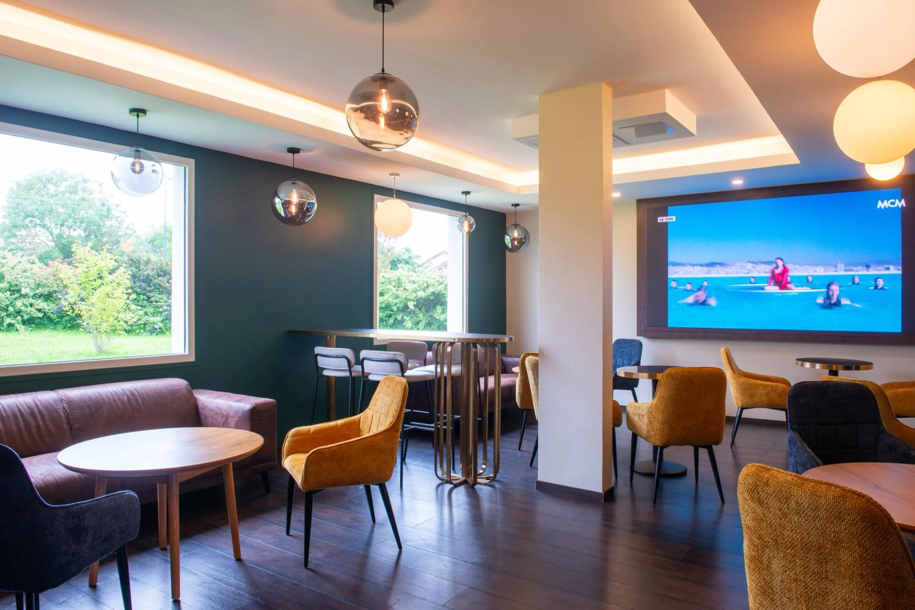 Lounge or bar in Golden Tulip Dieppe Hôtel & Spa