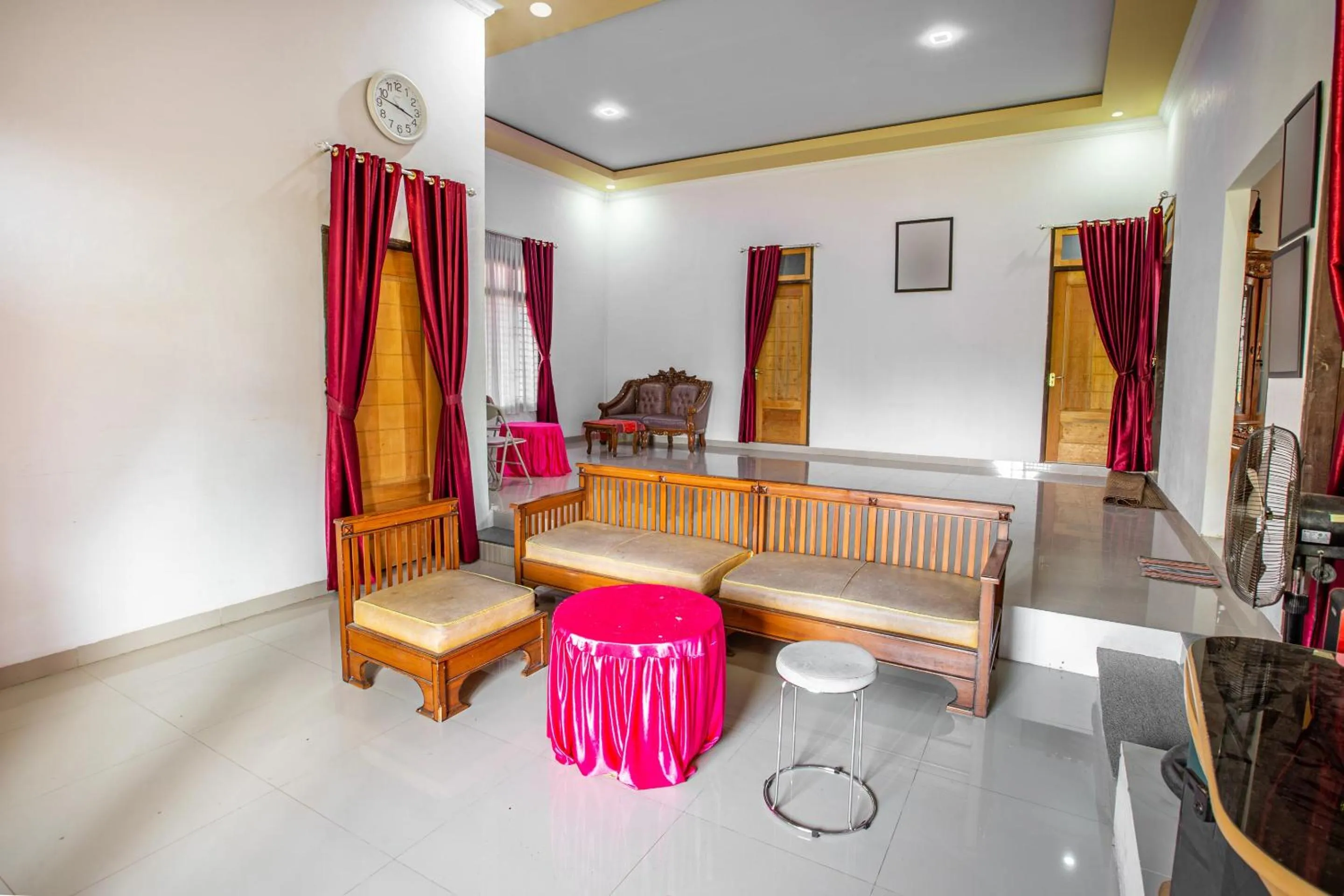 Lobby or reception, Bed in Hotel O Homestay Romauli Kampung Radja