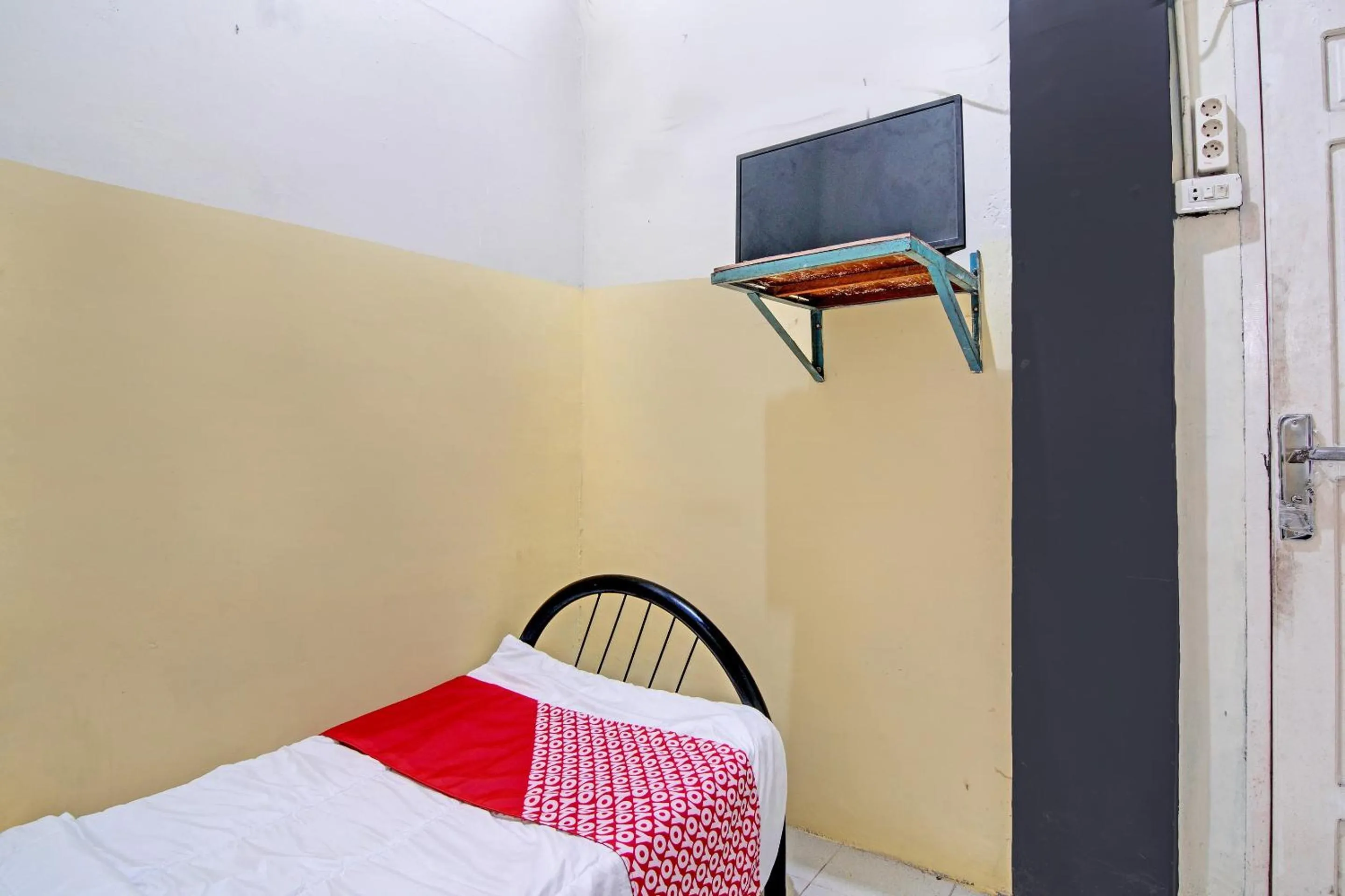 Bedroom, Bed in Hotel O Wisma Pangestu SyariahNearTamanselera