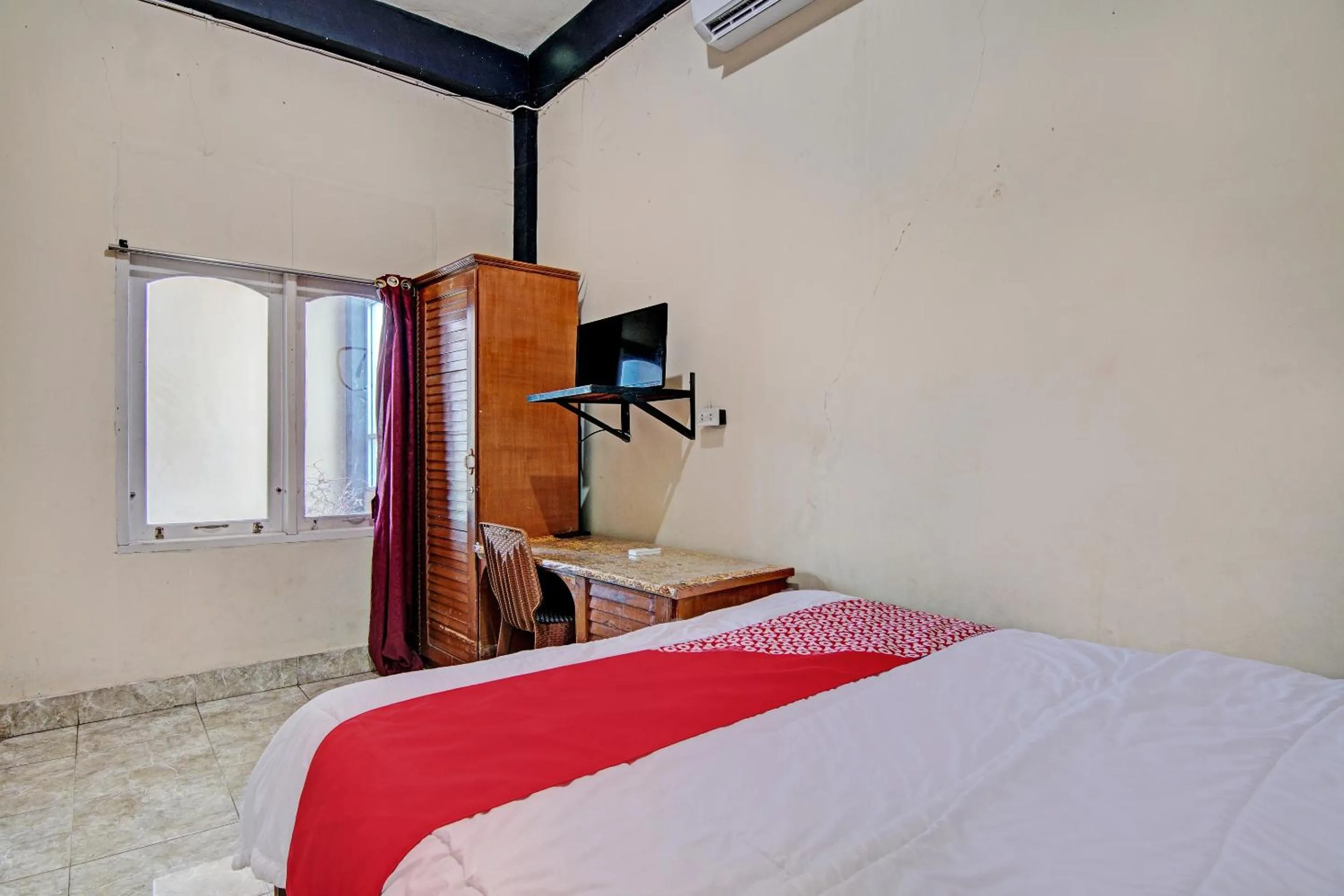 Bedroom, Bed in Hotel O Wisma Pangestu SyariahNearTamanselera