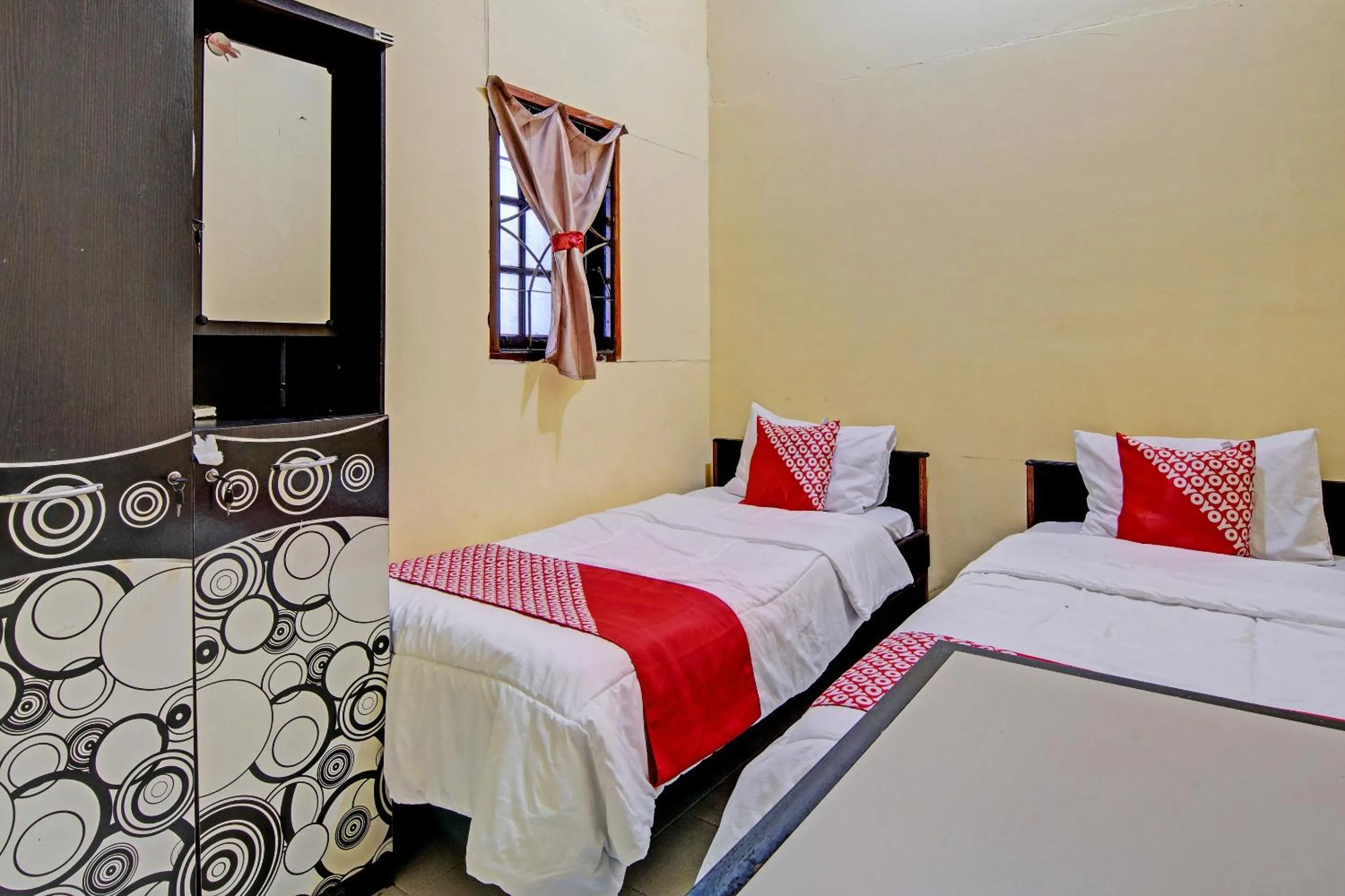 Bedroom, Bed in Hotel O Wisma Pangestu SyariahNearTamanselera