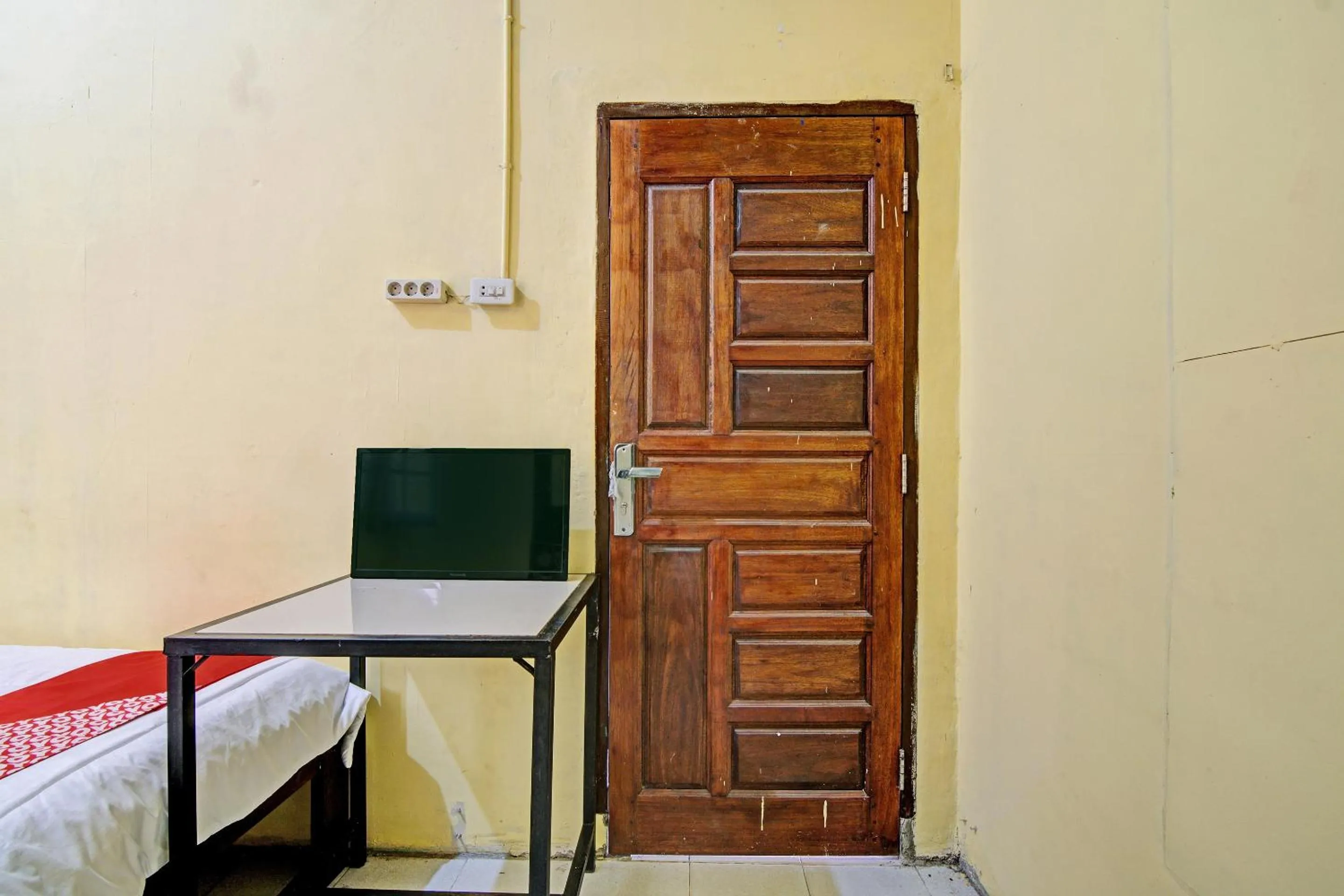Bedroom, Bed in Hotel O Wisma Pangestu SyariahNearTamanselera