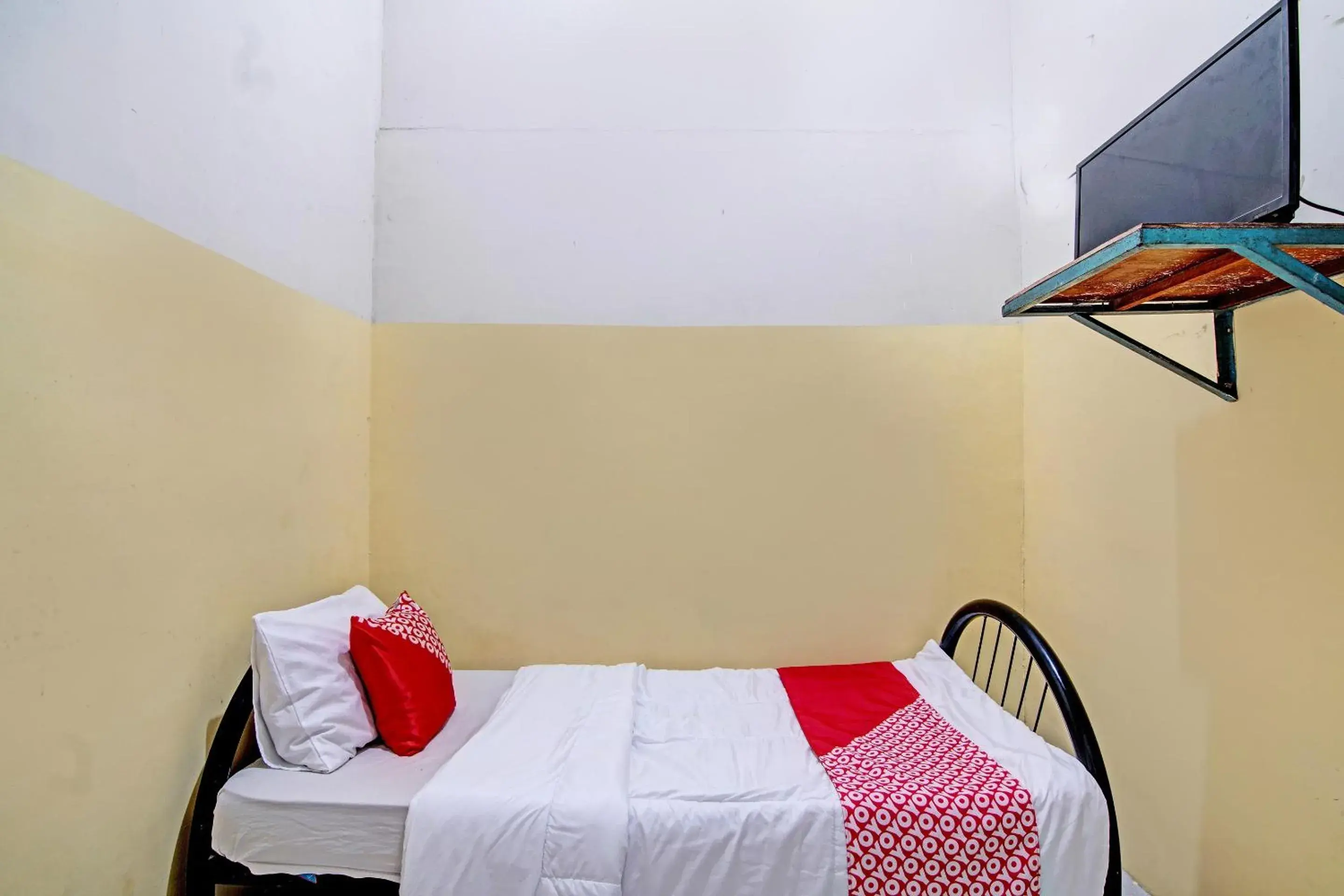 Standard Single Room - single occupancy in Hotel O Wisma Pangestu SyariahNearTamanselera Standard Single Room - single occupancy in Hotel O Wisma Pangestu SyariahNearTamanselera