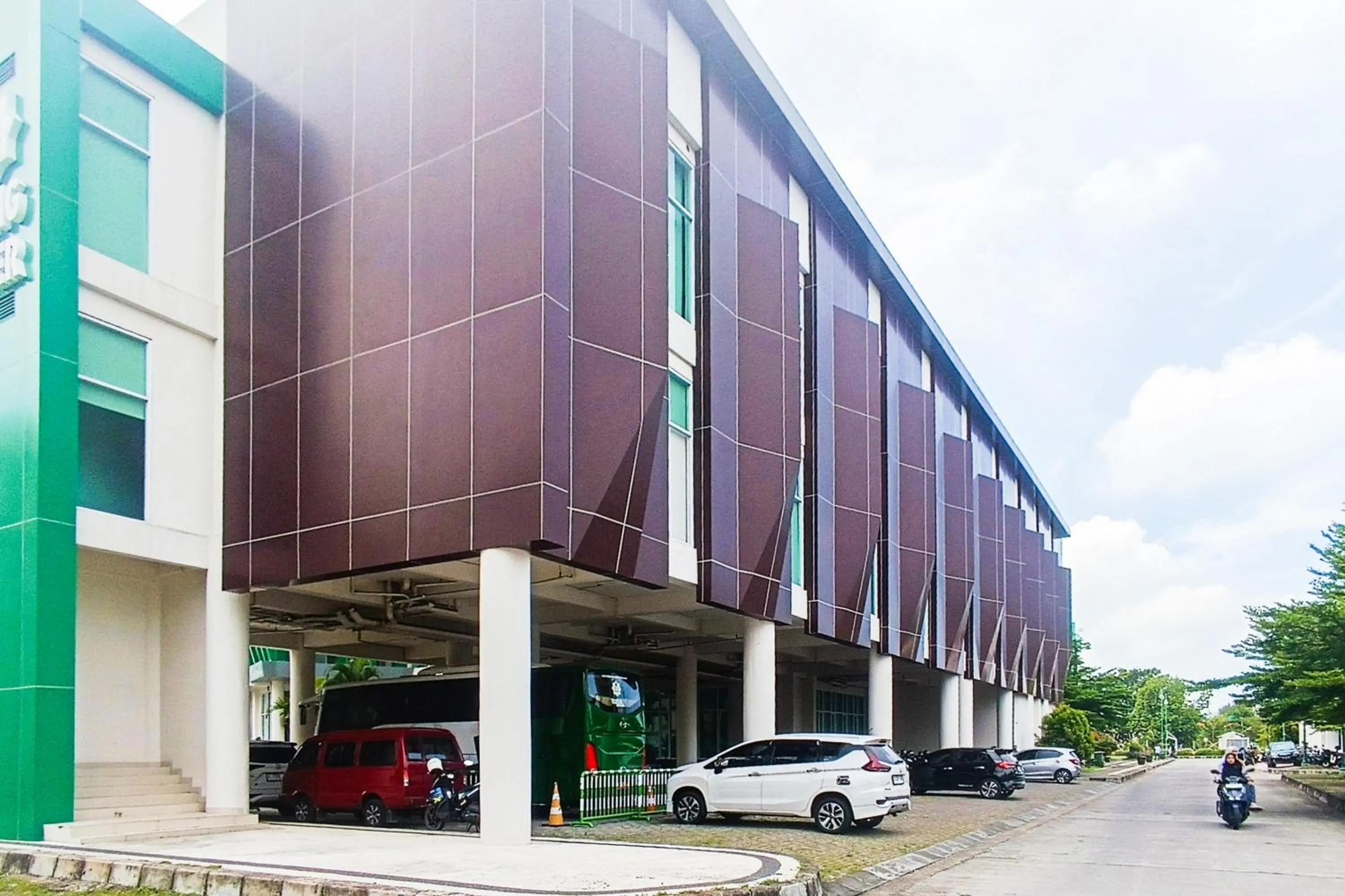 Facade/entrance in Urbanview Hotel Syariah UIN Mataram