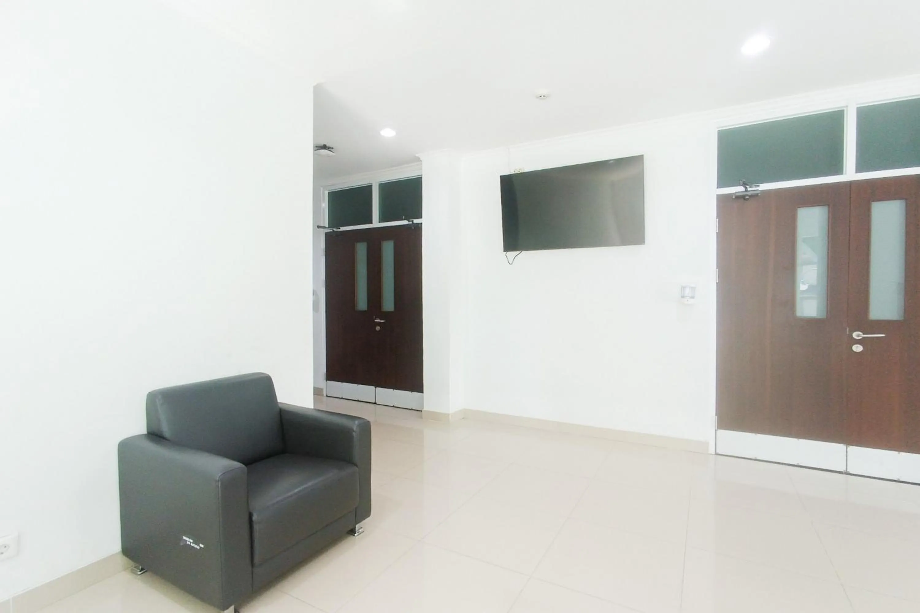 Seating area in Urbanview Hotel Syariah UIN Mataram