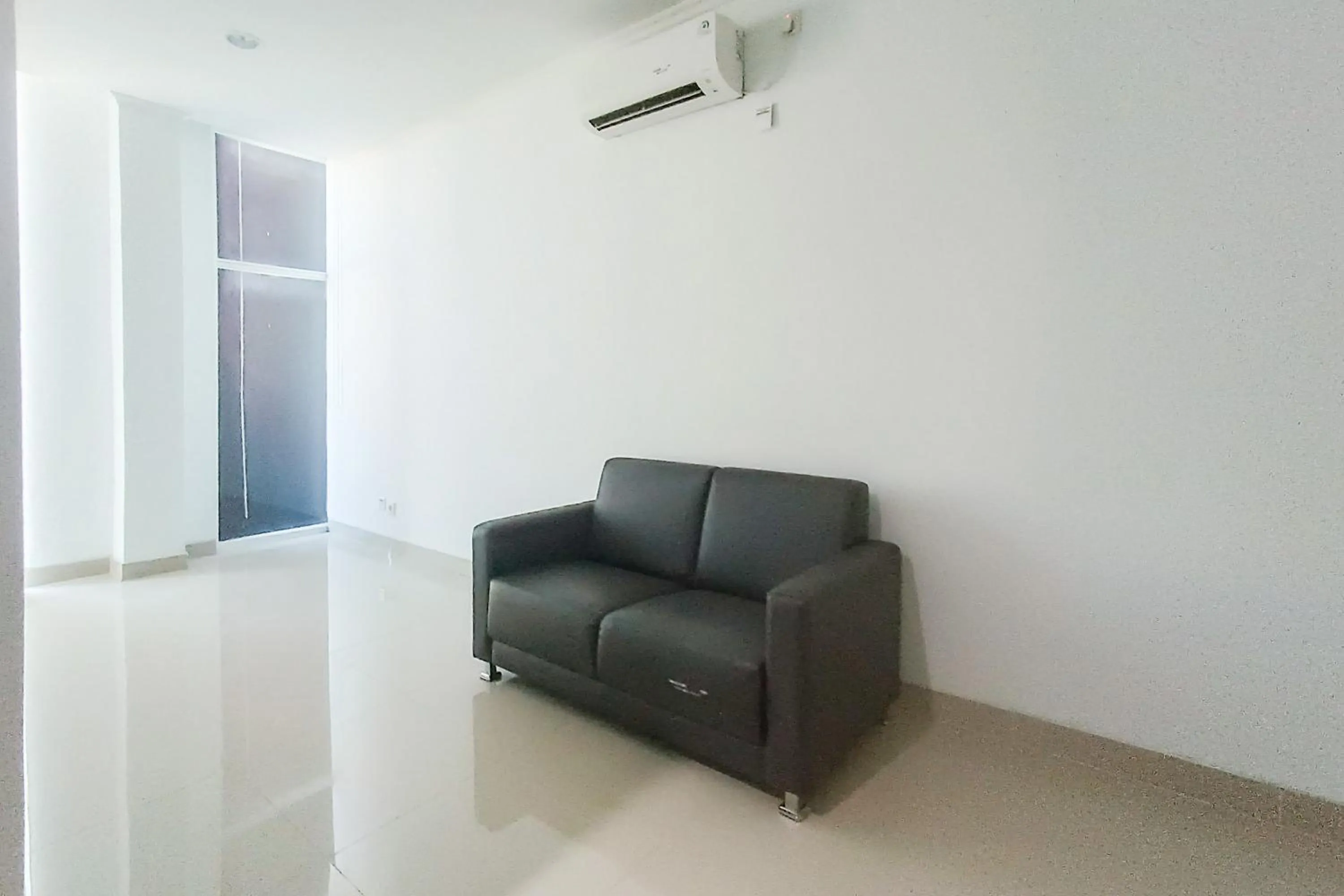 Seating area in Urbanview Hotel Syariah UIN Mataram