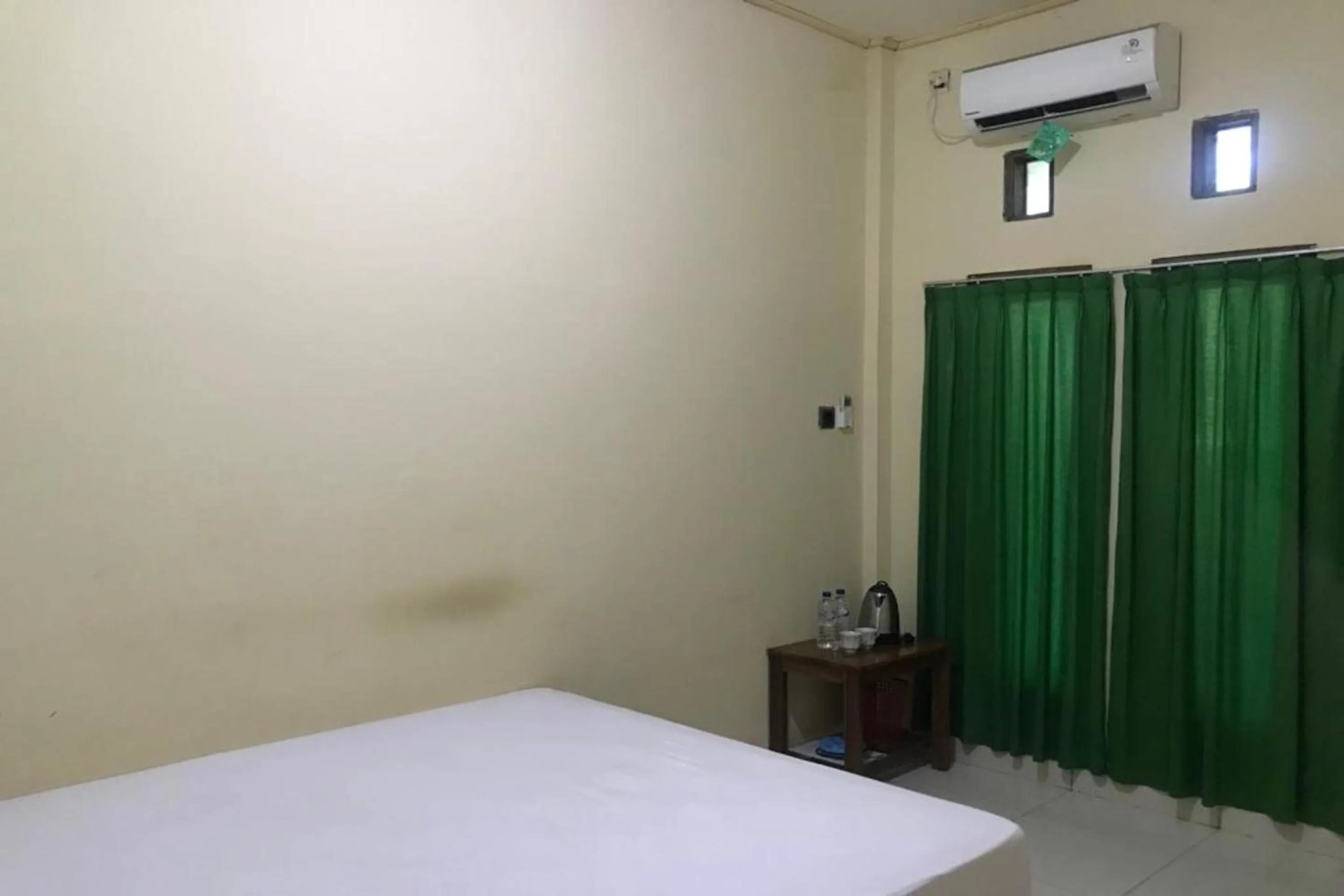 Bedroom, Bed in Hotel O Penginapan Mc Lodge