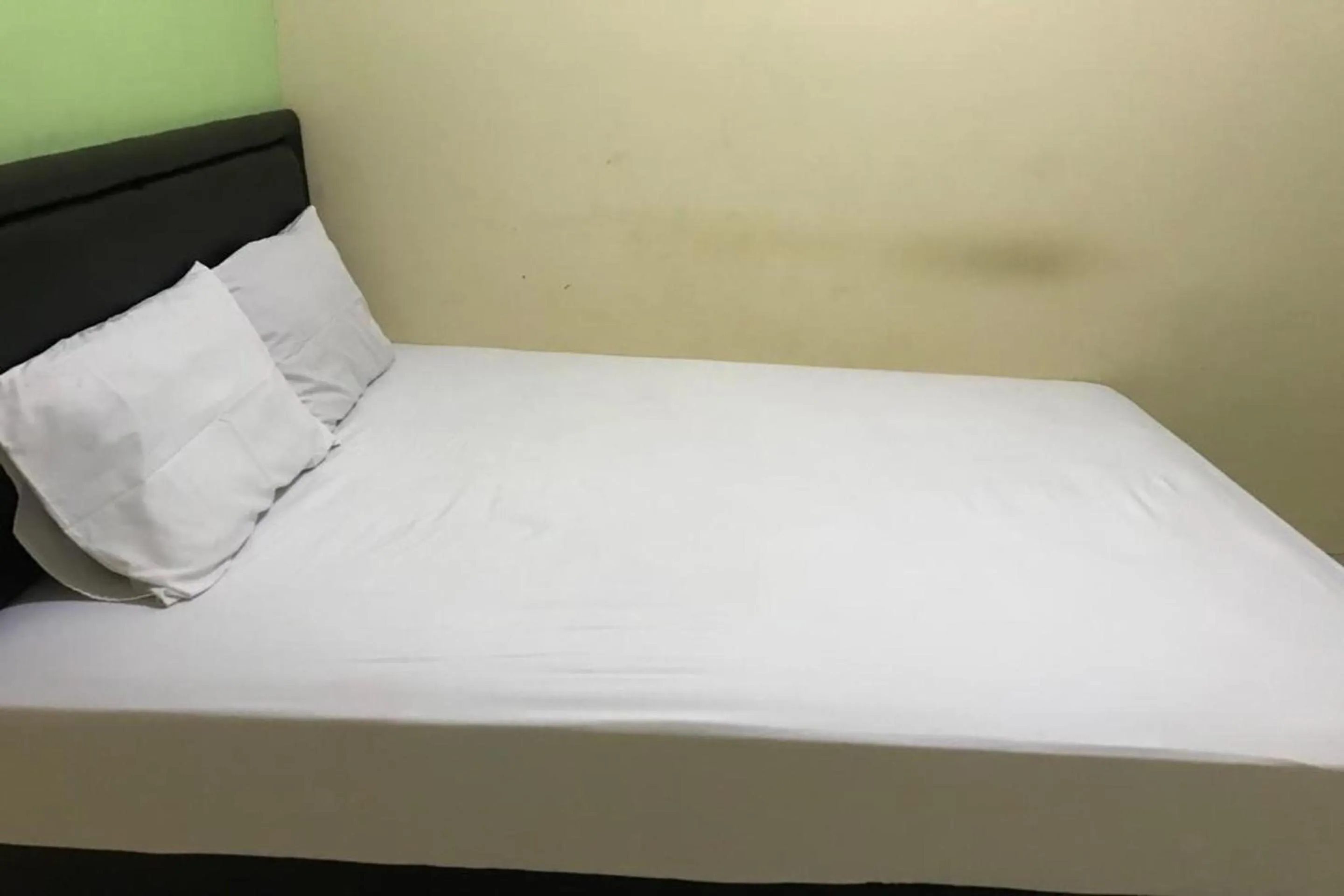 Bedroom, Bed in Hotel O Penginapan Mc Lodge