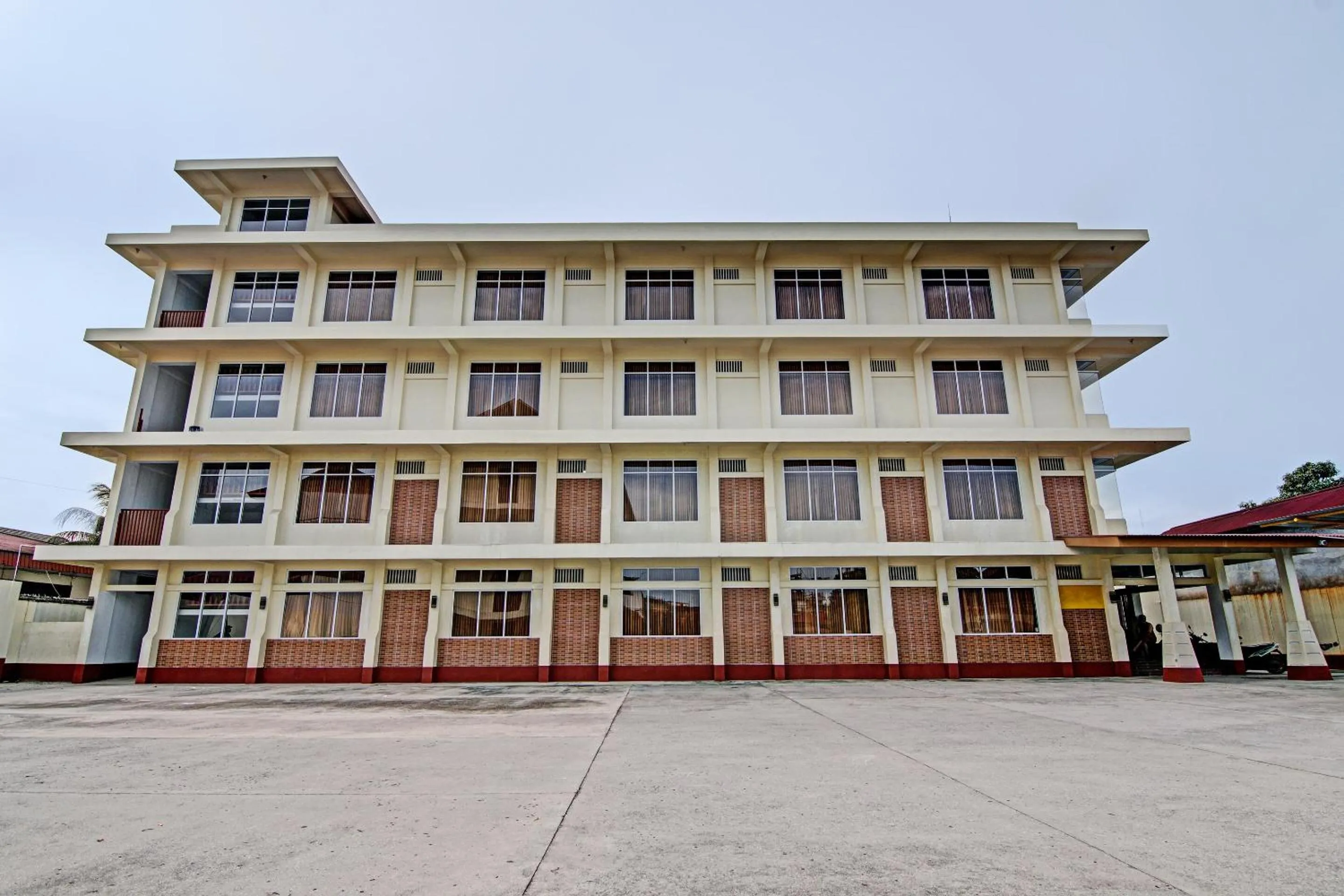 Facade/entrance in Hotel O Pondok Anggrek Syariah