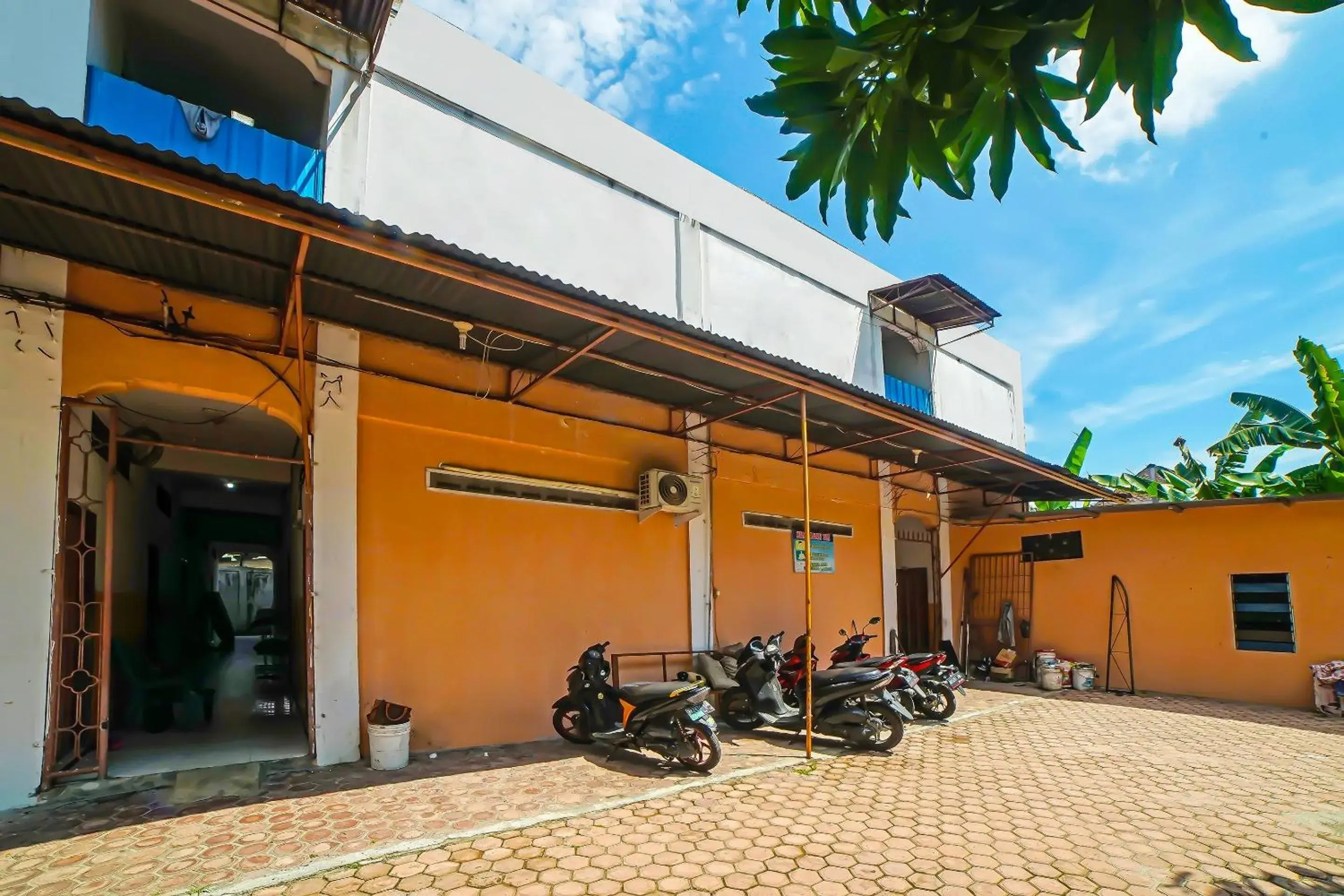 Facade/entrance in Hotel O Mandiri Inn Facade/entrance in Hotel O Mandiri Inn