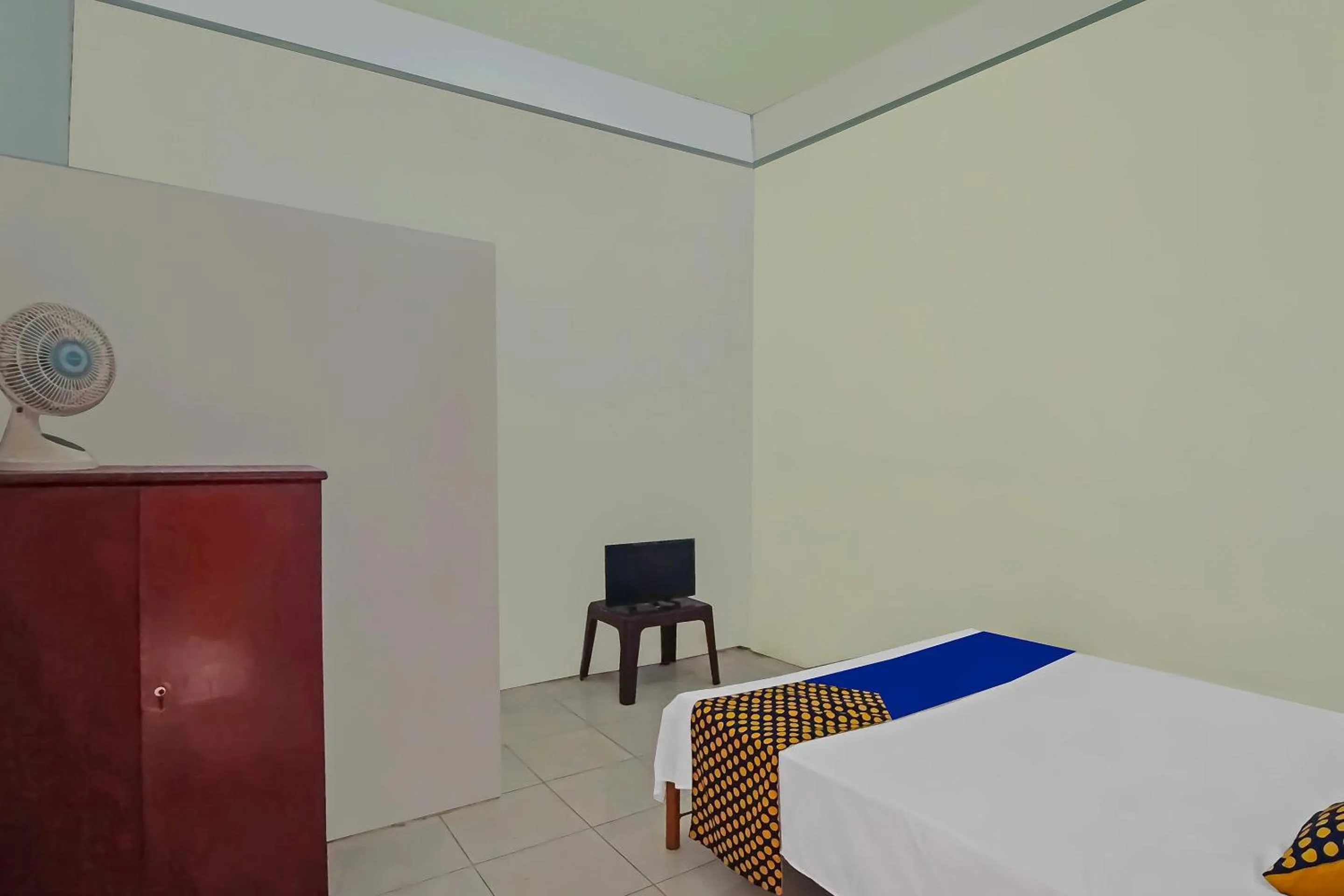 Bedroom, Bed in Hotel O Mandiri Inn