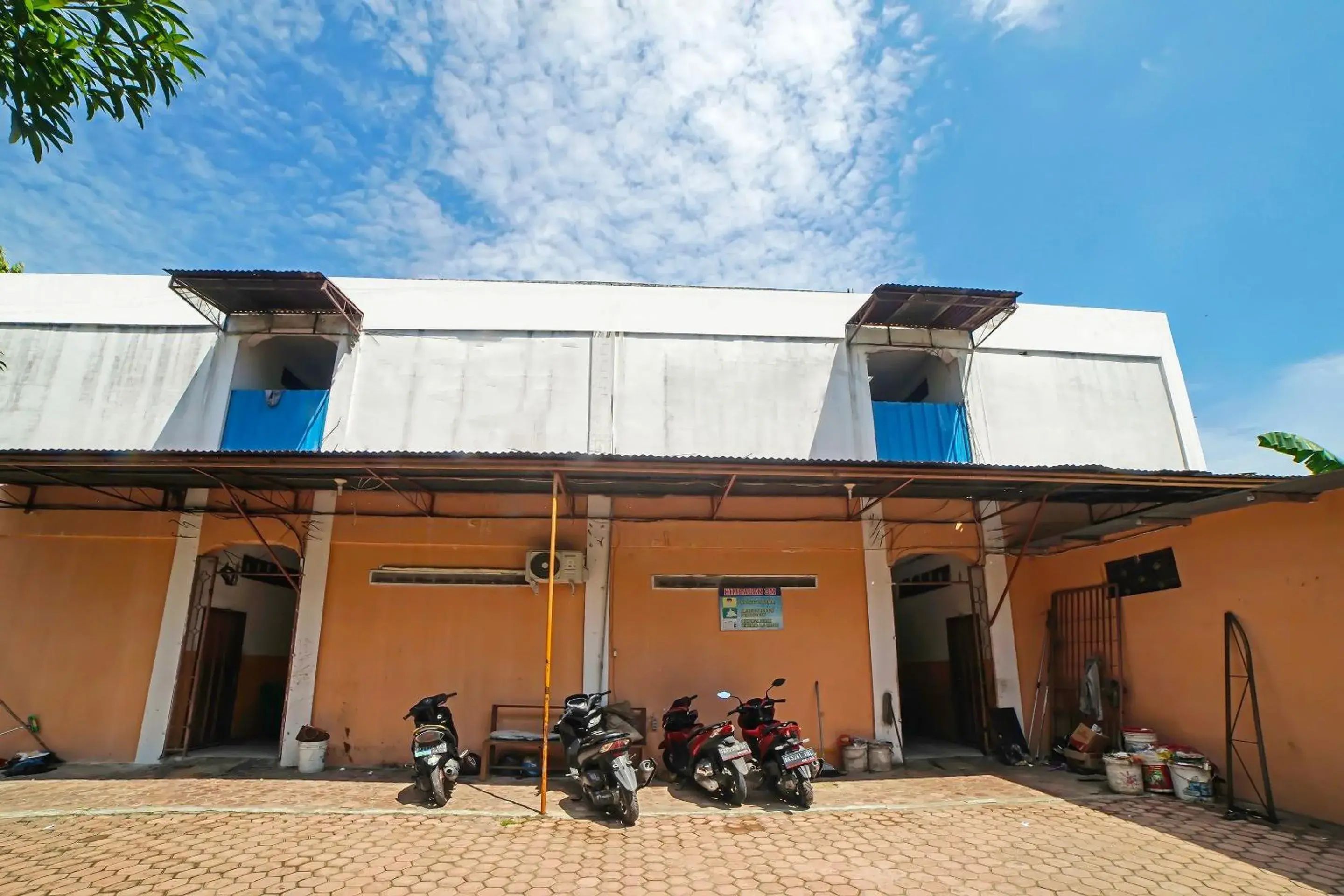 Facade/entrance in Hotel O Mandiri Inn Facade/entrance in Hotel O Mandiri Inn