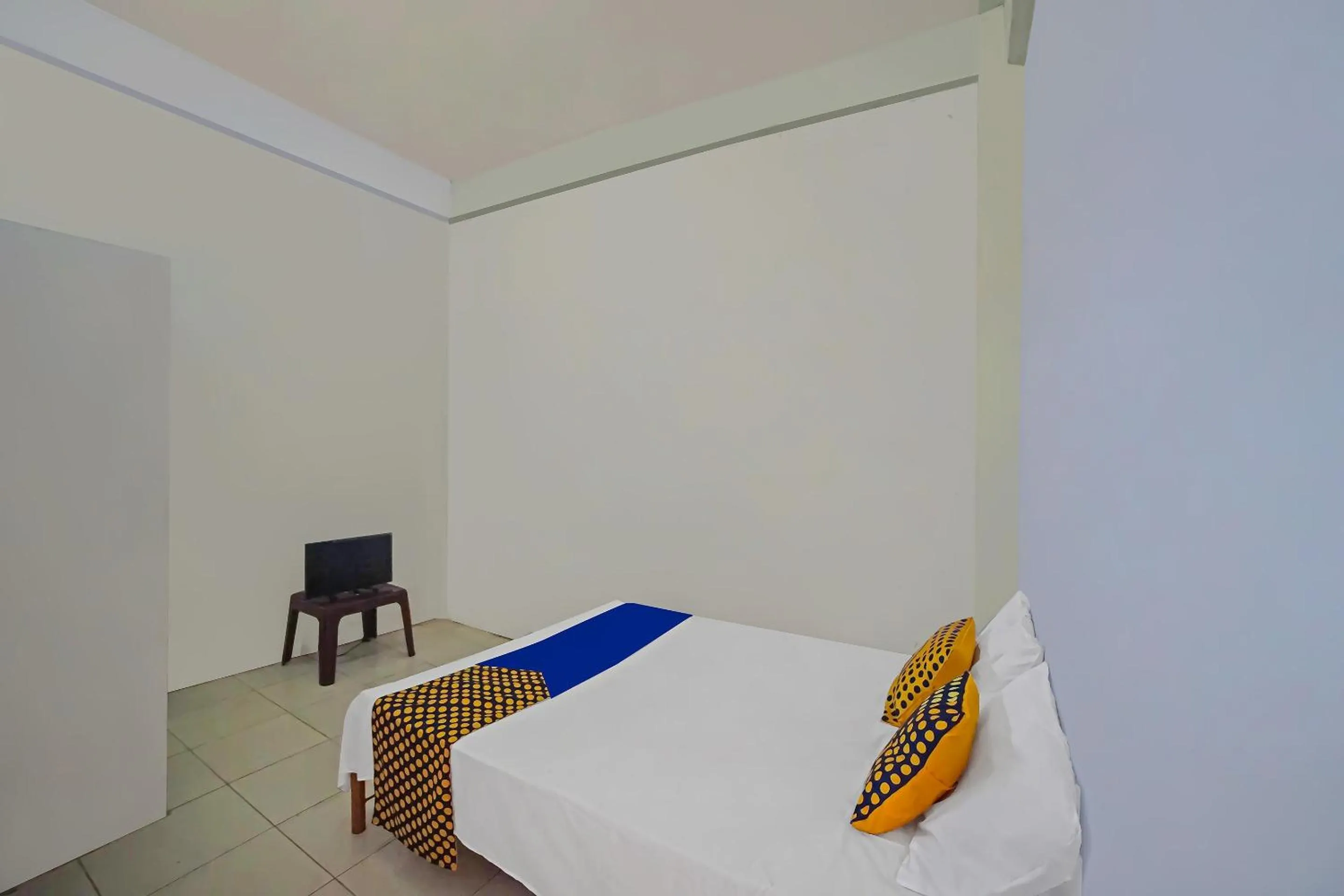 Bedroom, Bed in Hotel O Mandiri Inn