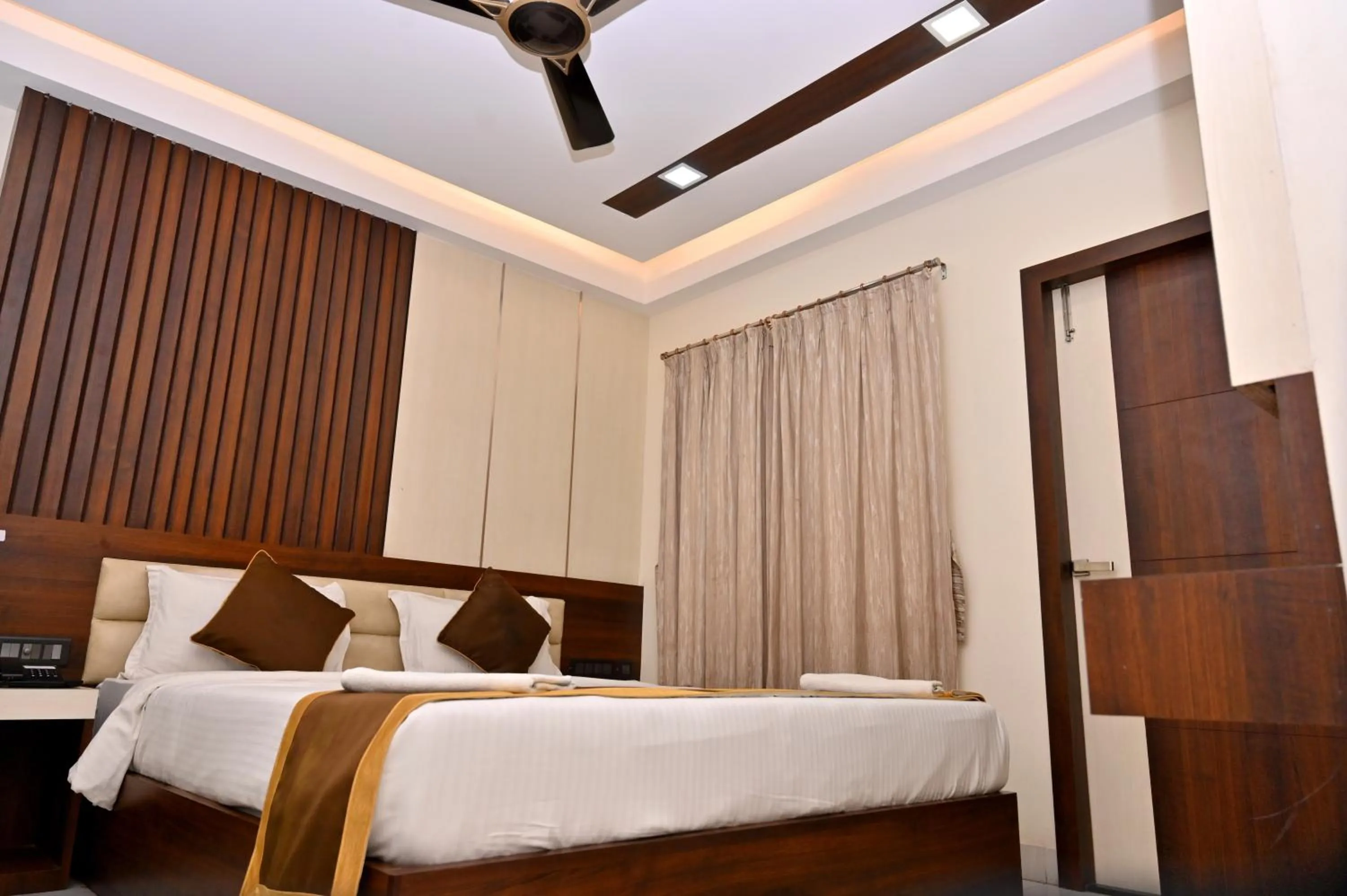 Bed in Hotel Silver Land New Digha with Rooftop Pool