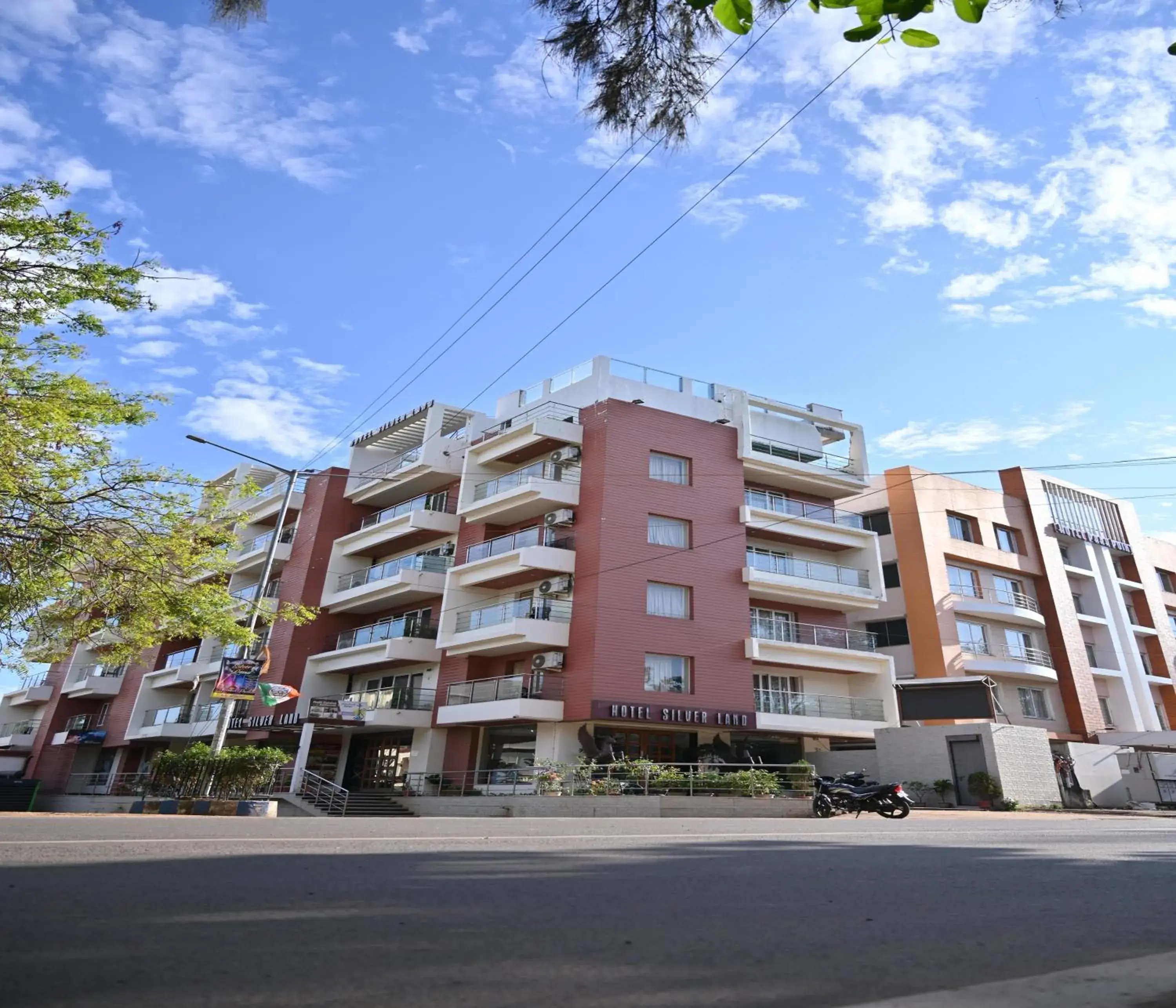 Property building in Hotel Silver Land New Digha with Rooftop Pool Property building in Hotel Silver Land New Digha with Rooftop Pool