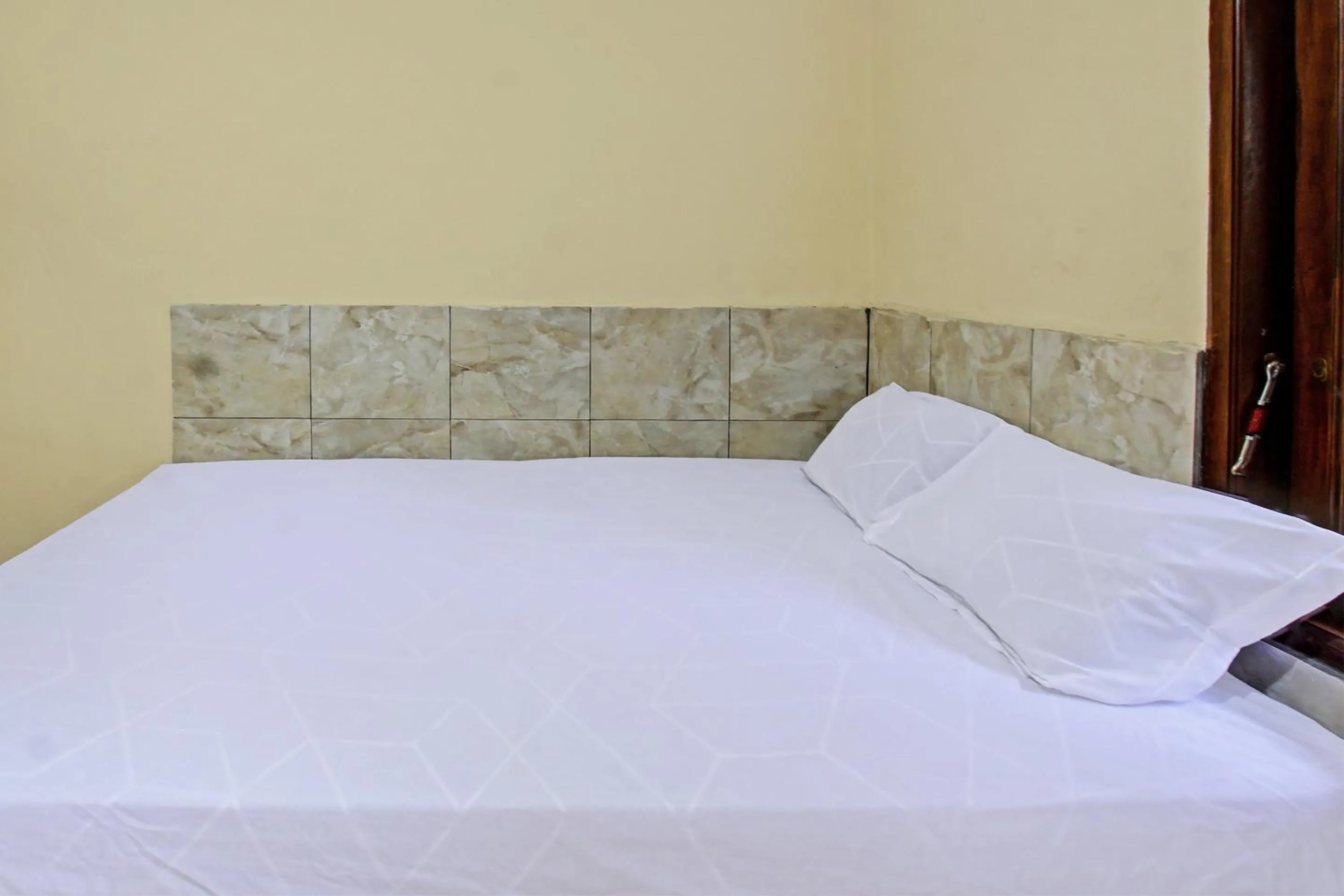 Bedroom, Bed in Hotel O Inn Homestay