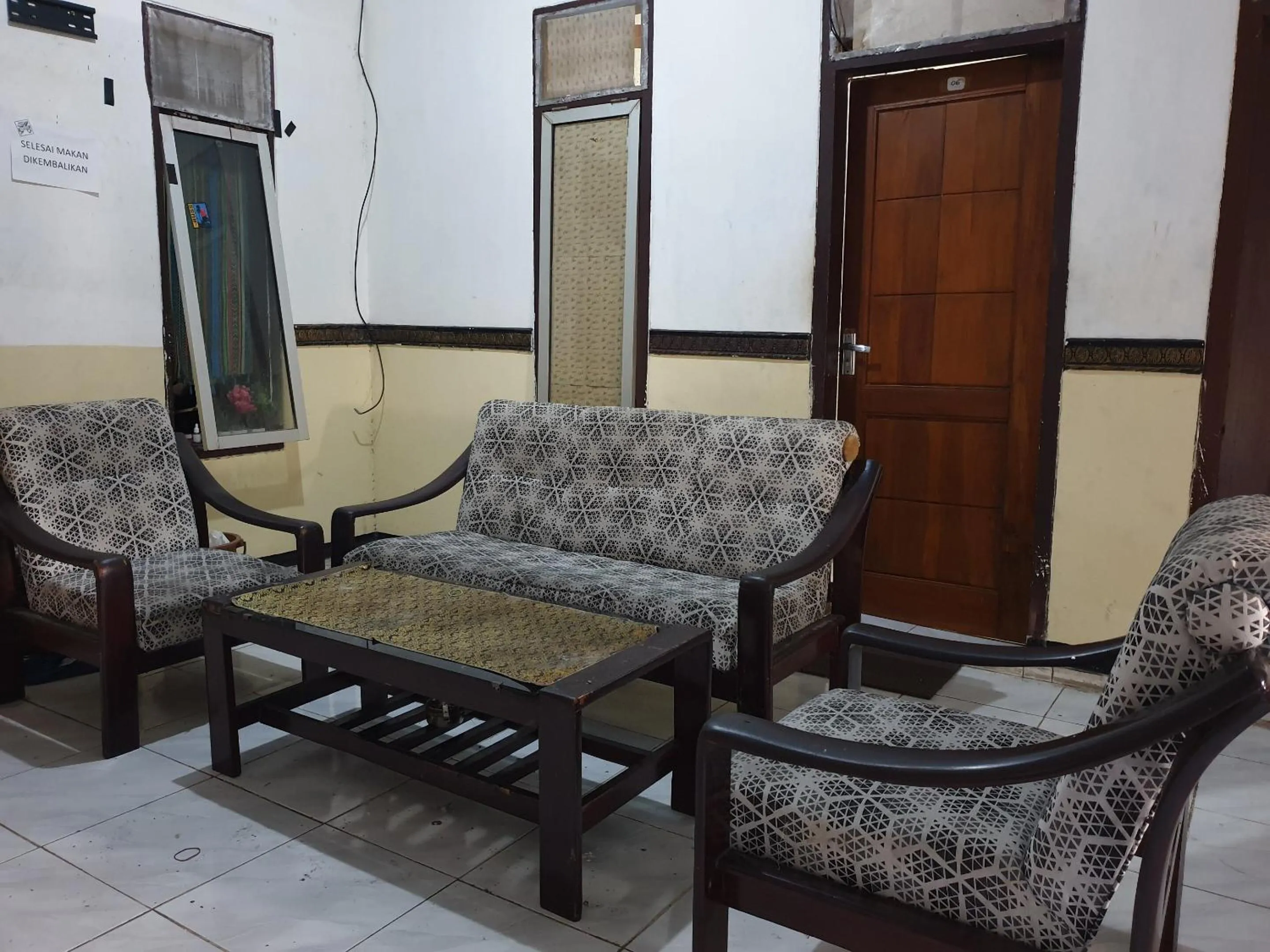 Lobby or reception in OYO Life 92622 Jatiluhur Kost Syariah