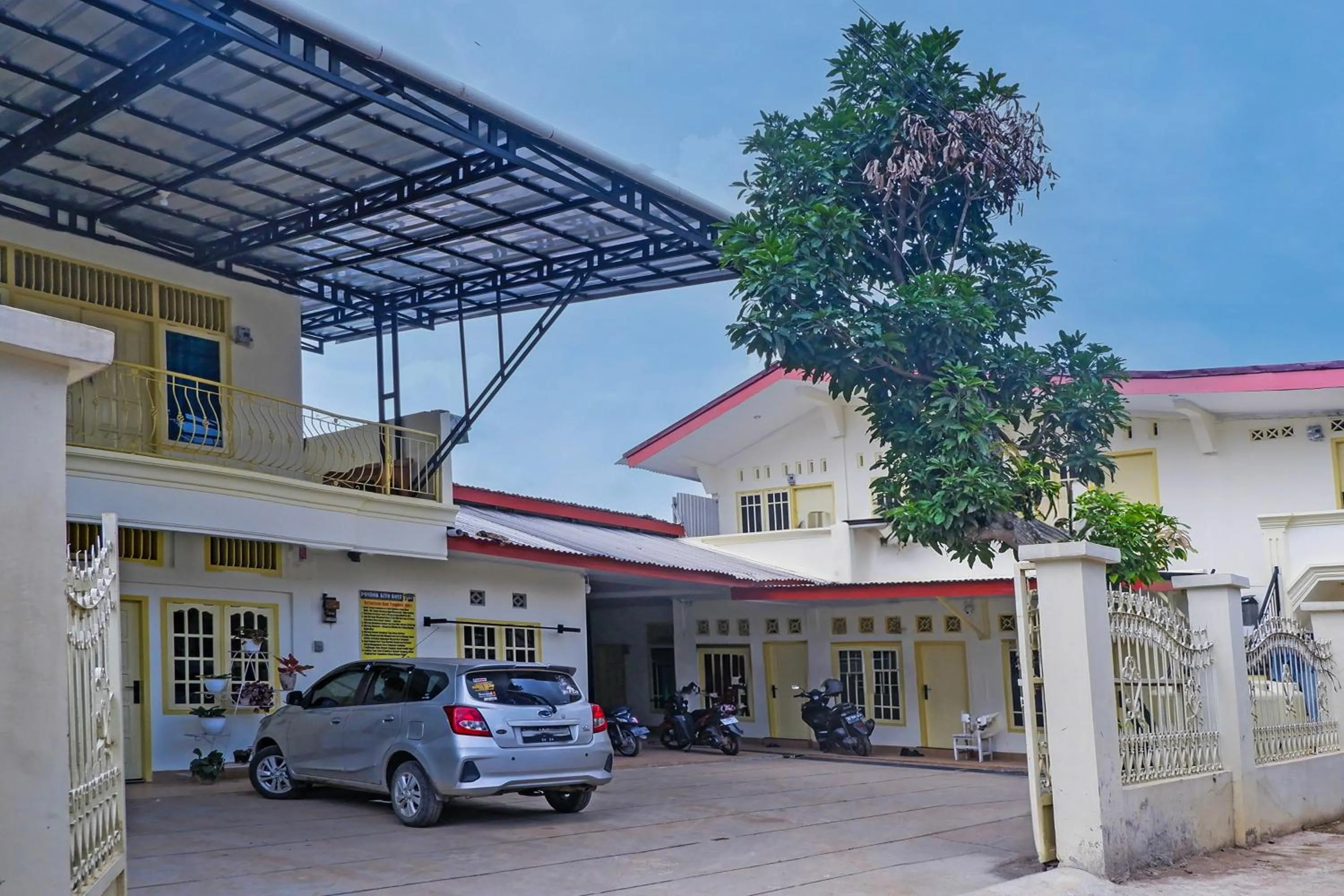 Facade/entrance in OYO Life 92632 Kost Pondok Kito