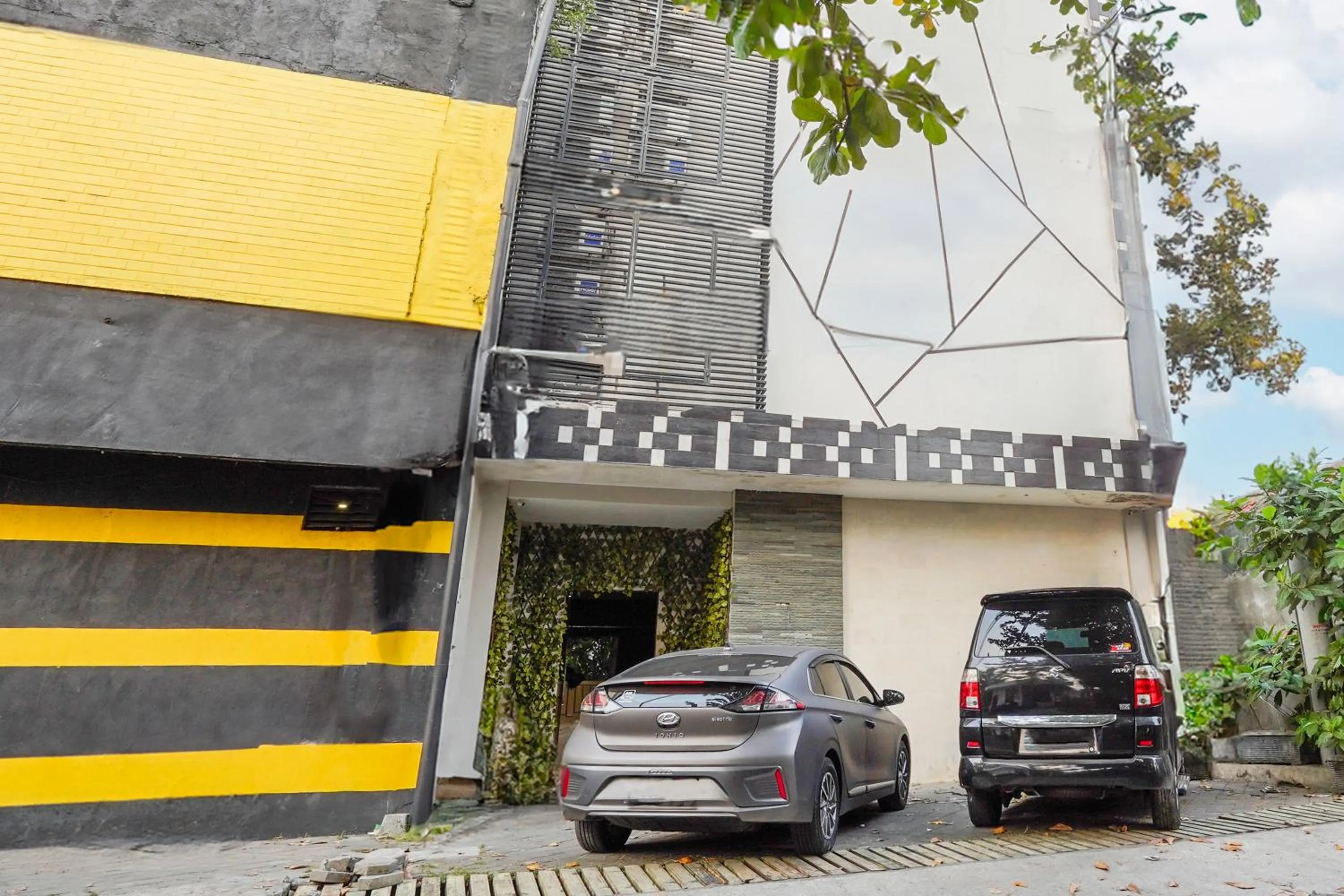 Property building in Super OYO Capital O 92633 Spring Hotel Gubeng