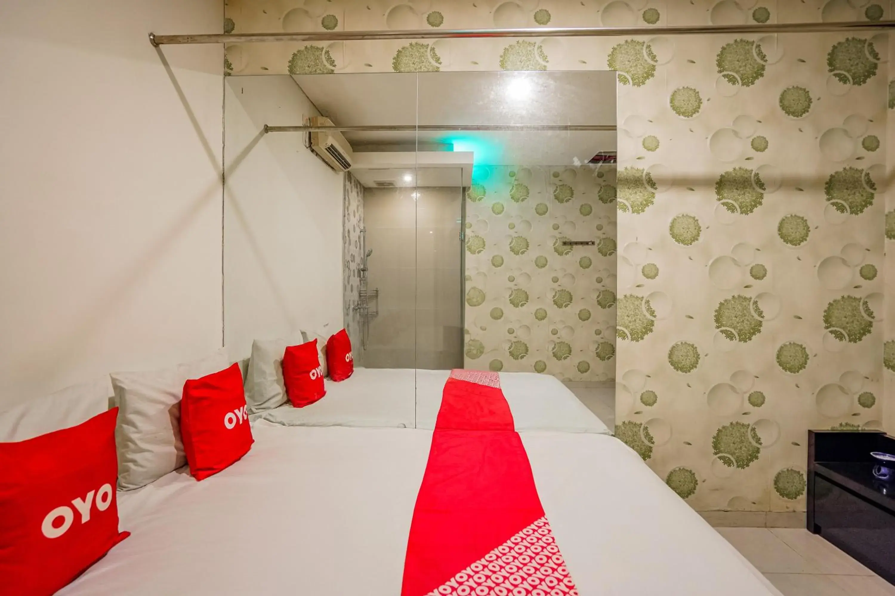 Bedroom, Bed in Super OYO Capital O 92633 Spring Hotel Gubeng Bedroom, Bed in Super OYO Capital O 92633 Spring Hotel Gubeng