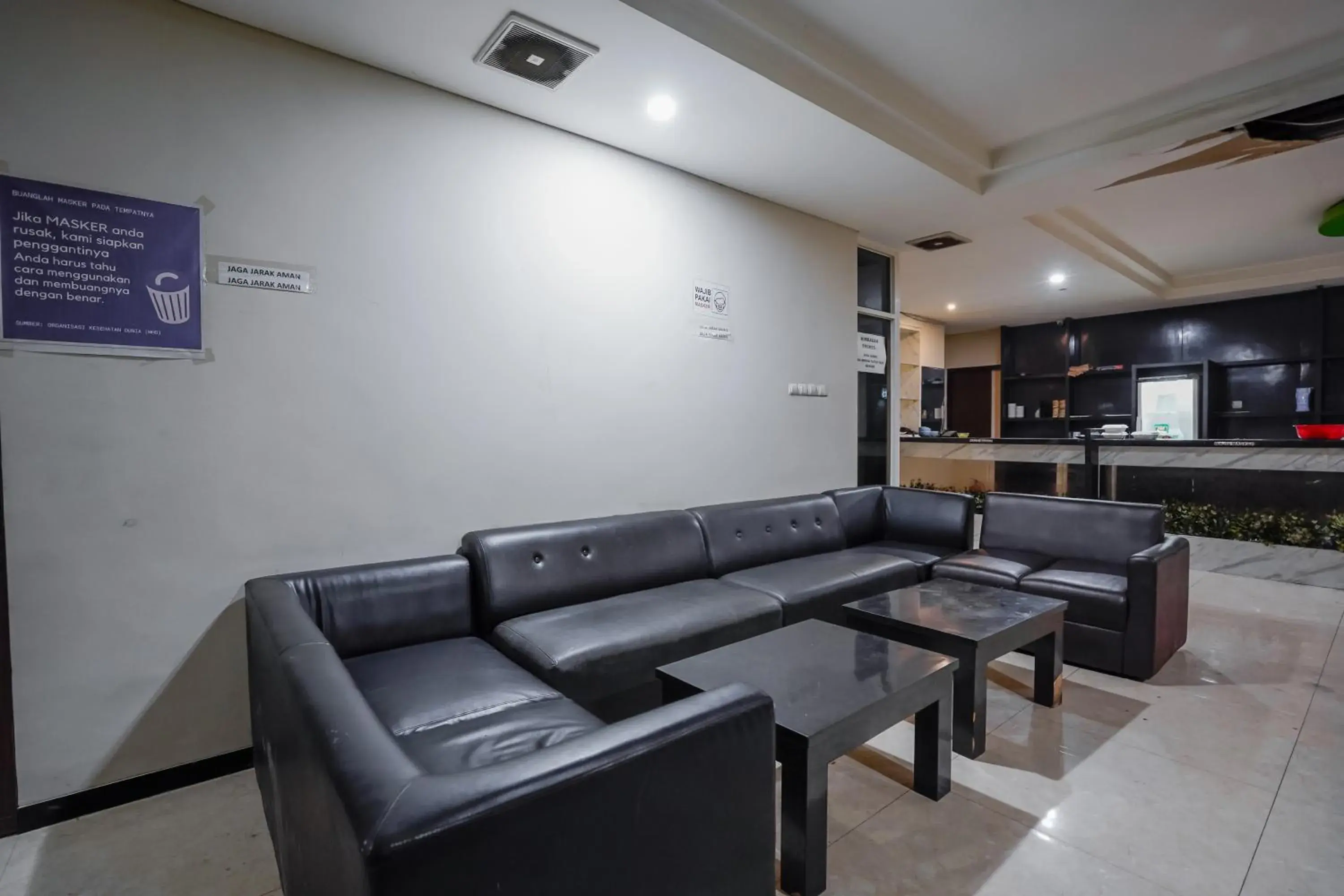 Lobby or reception in Super OYO Capital O 92633 Spring Hotel Gubeng Lobby or reception in Super OYO Capital O 92633 Spring Hotel Gubeng